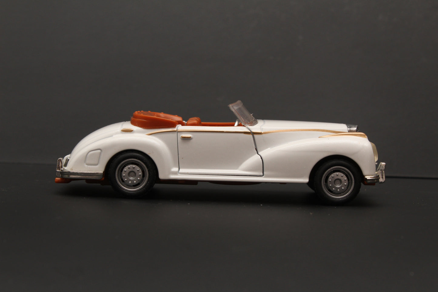 1:36 Classic Car White (Open Top) -  Kunju Vandi  
