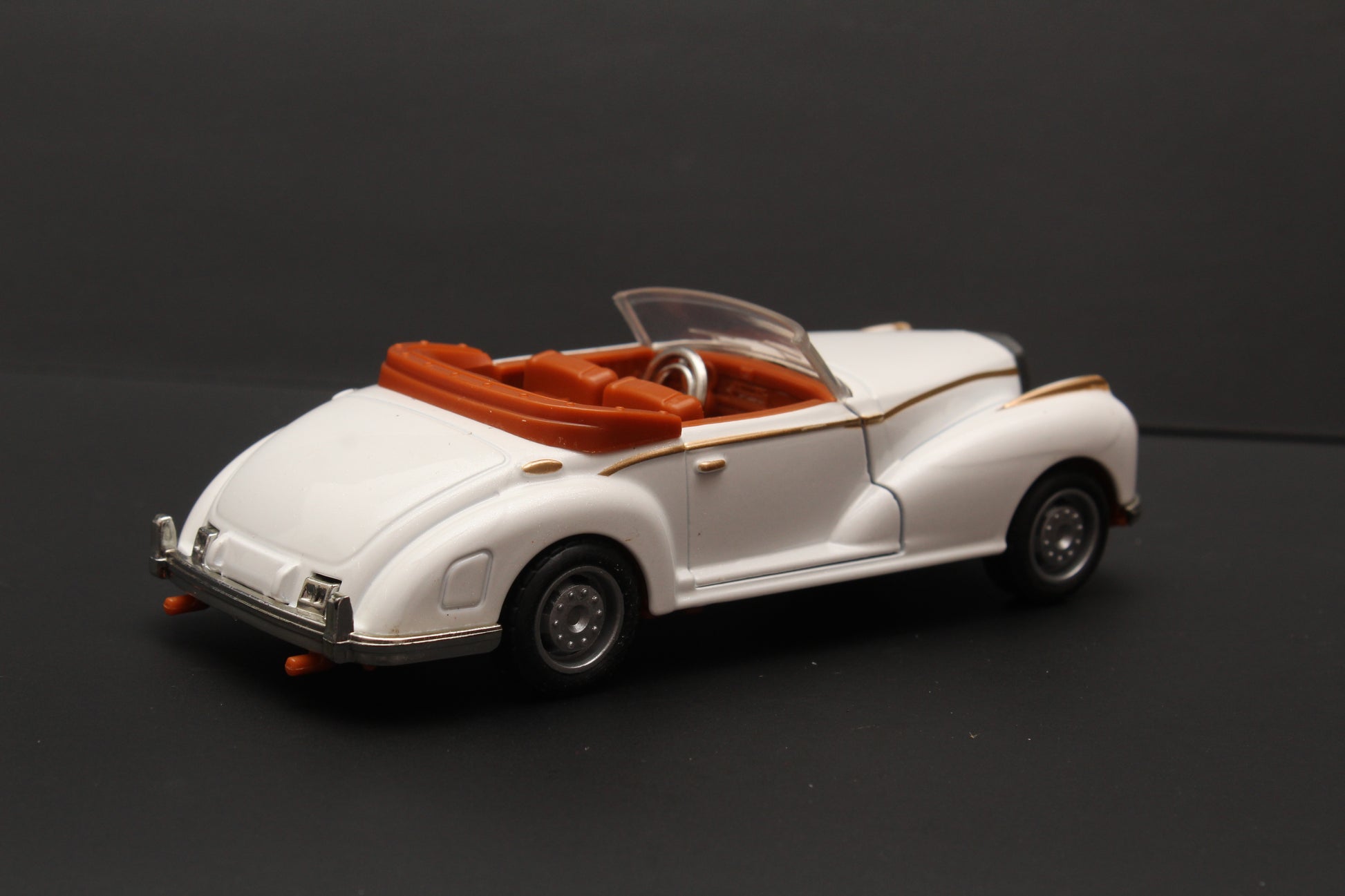 1:36 Classic Car White (Open Top) -  Kunju Vandi  