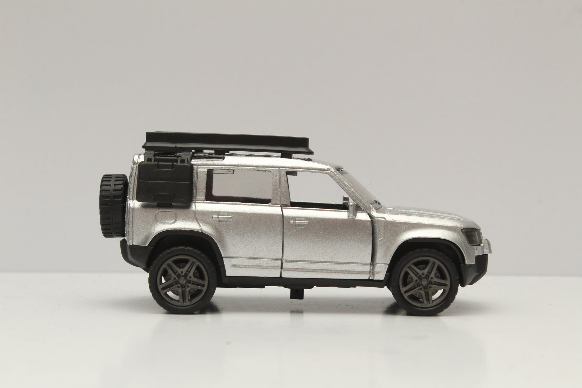 1:36 Defender Diecast -  Kunju Vandi  