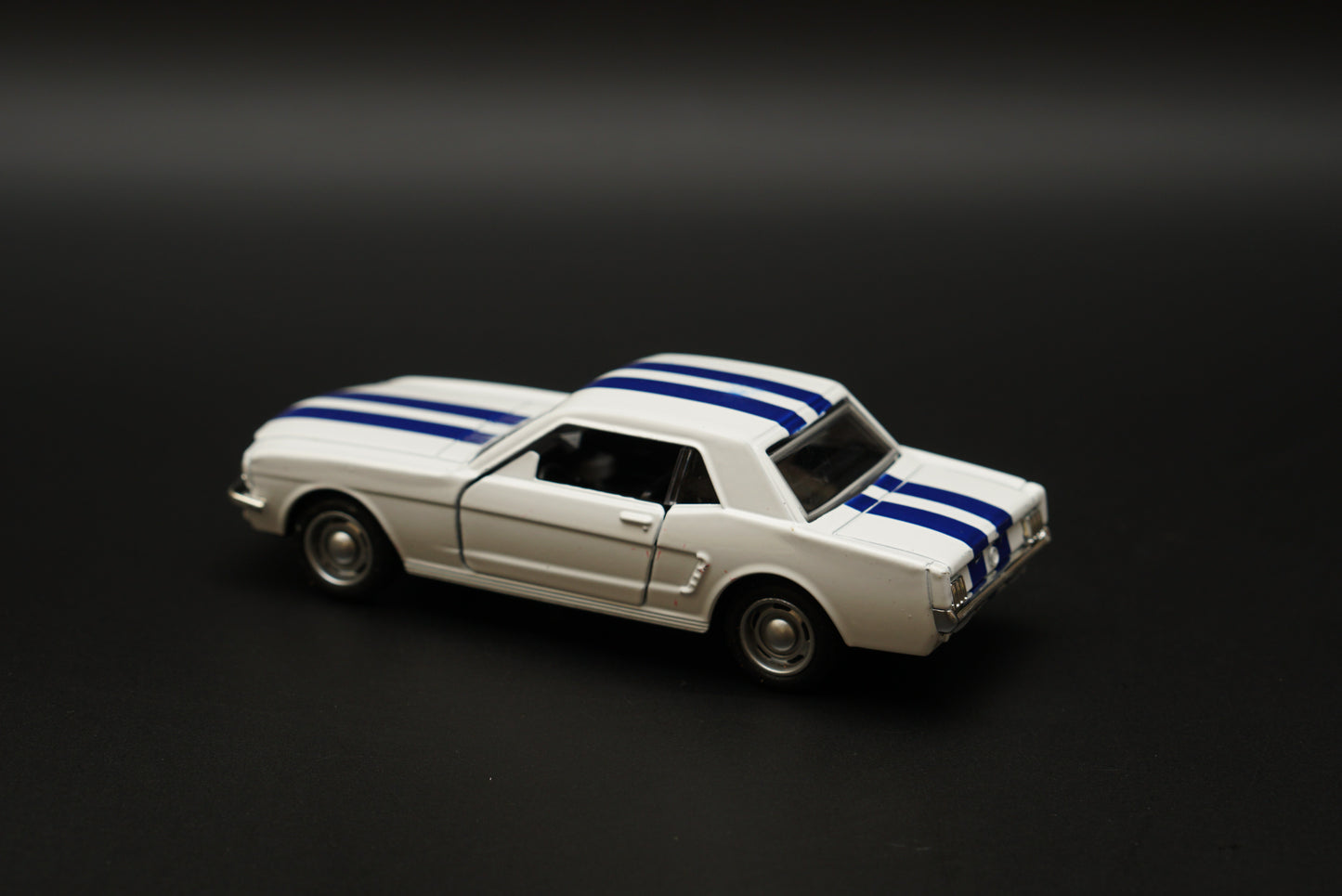 1:36 Mustang 67 Vintage Car White -  Kunju Vandi  