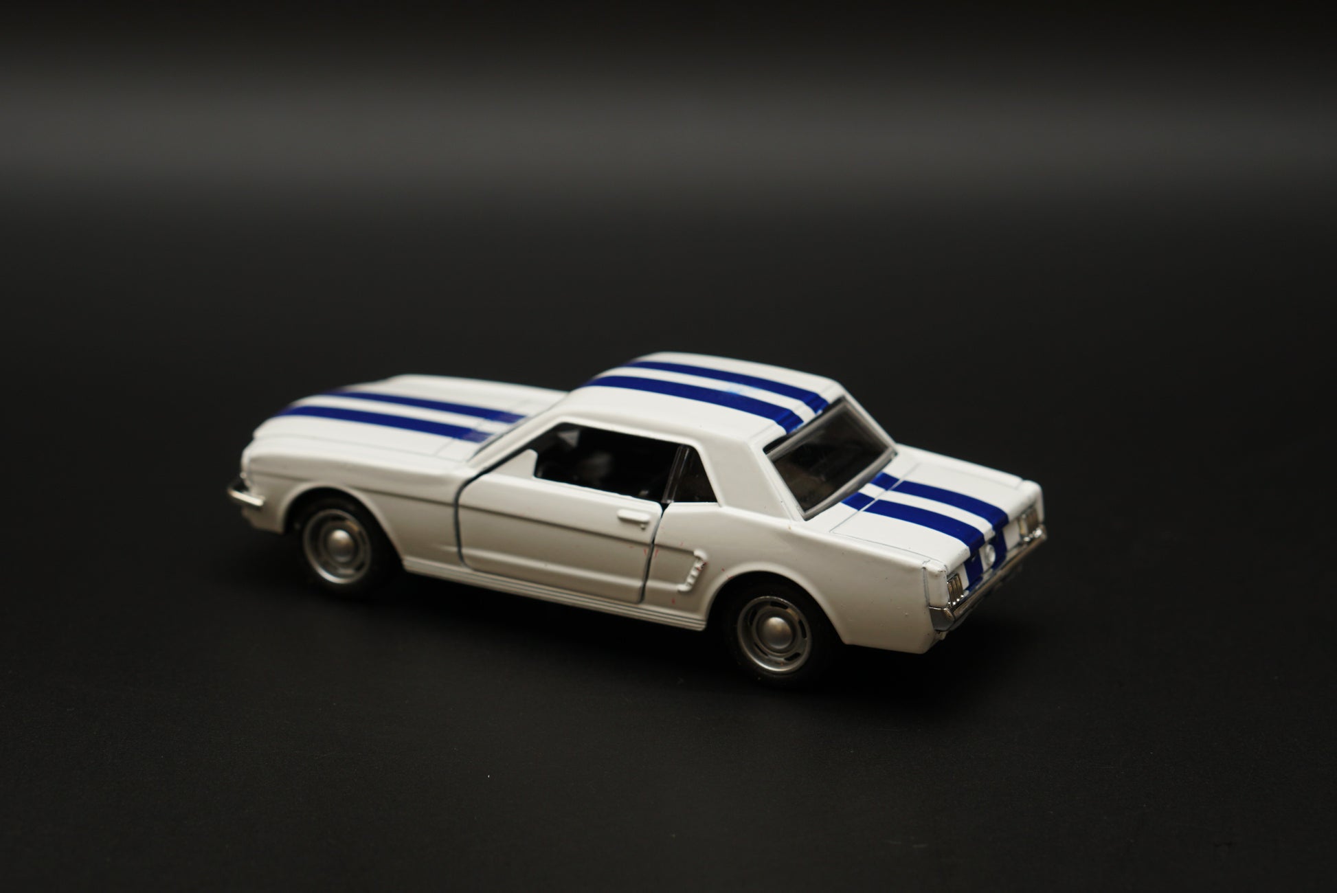 1:36 Mustang 67 Vintage Car White -  Kunju Vandi  