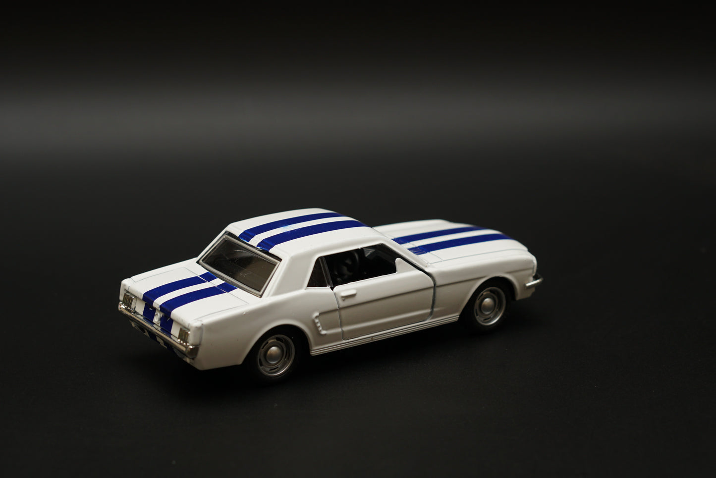 1:36 Mustang 67 Vintage Car White -  Kunju Vandi  