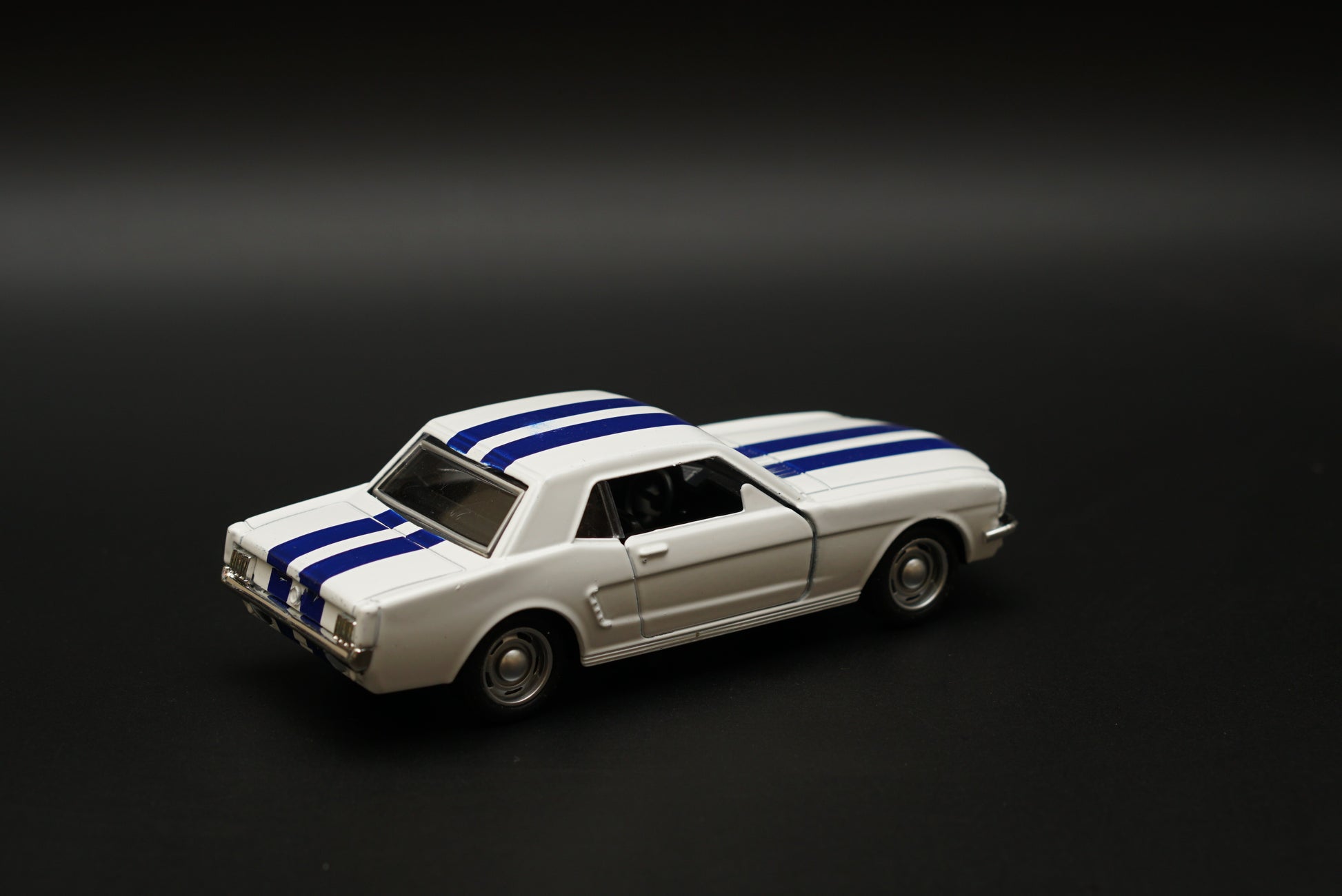 1:36 Mustang 67 Vintage Car White -  Kunju Vandi  