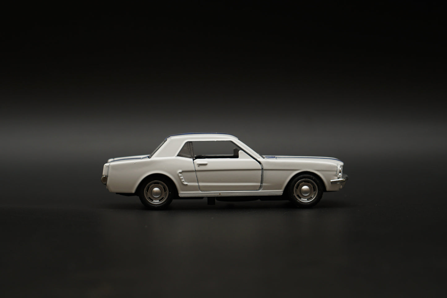 1:36 Mustang 67 Vintage Car White -  Kunju Vandi  