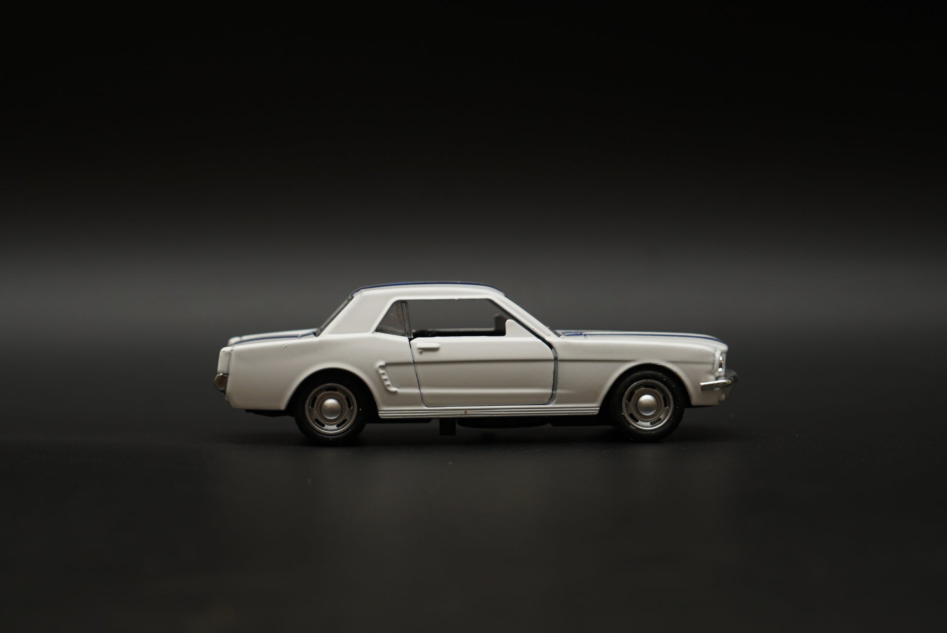 1:36 Mustang 67 Vintage Car White -  Kunju Vandi  