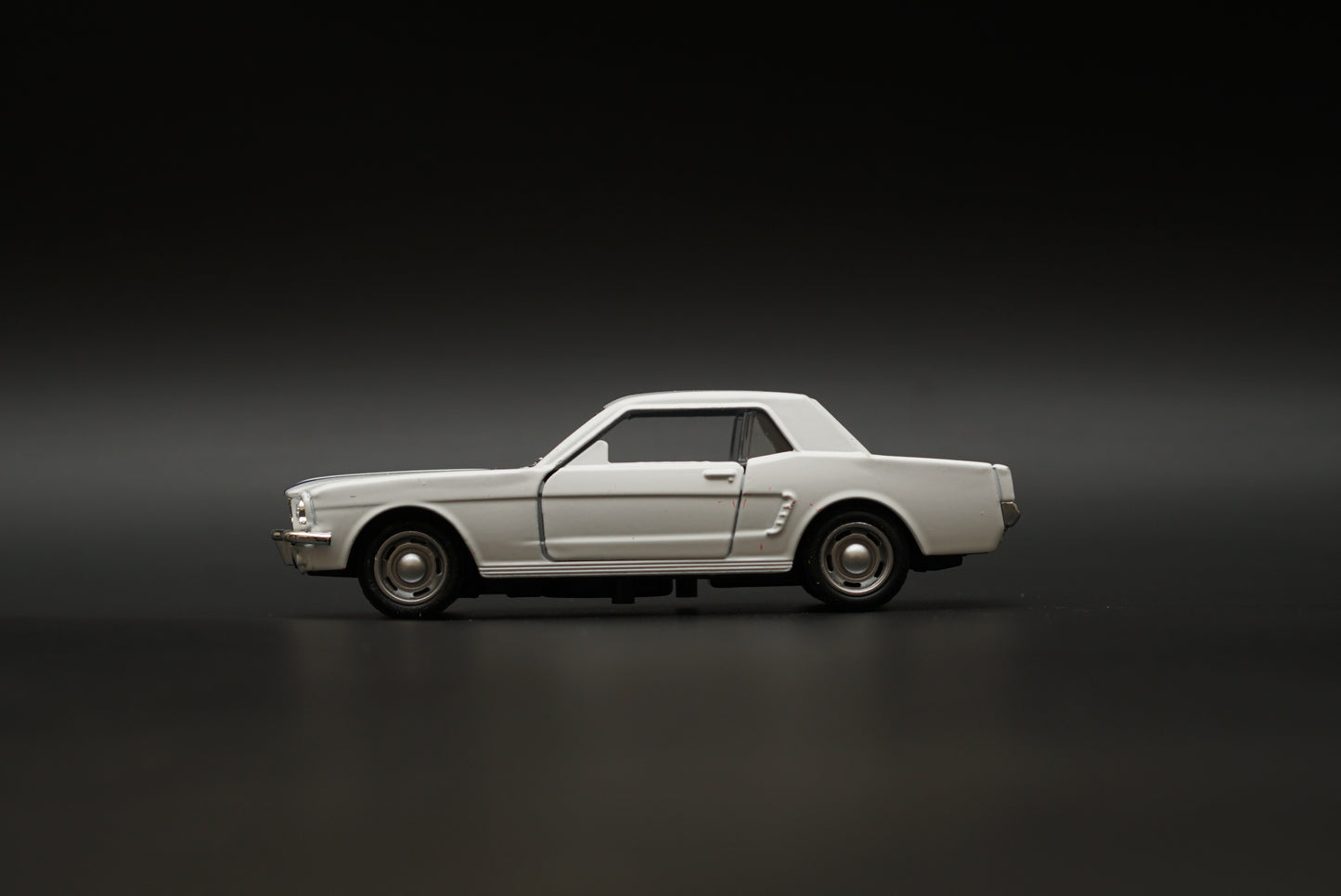 1:36 Mustang 67 Vintage Car White -  Kunju Vandi  