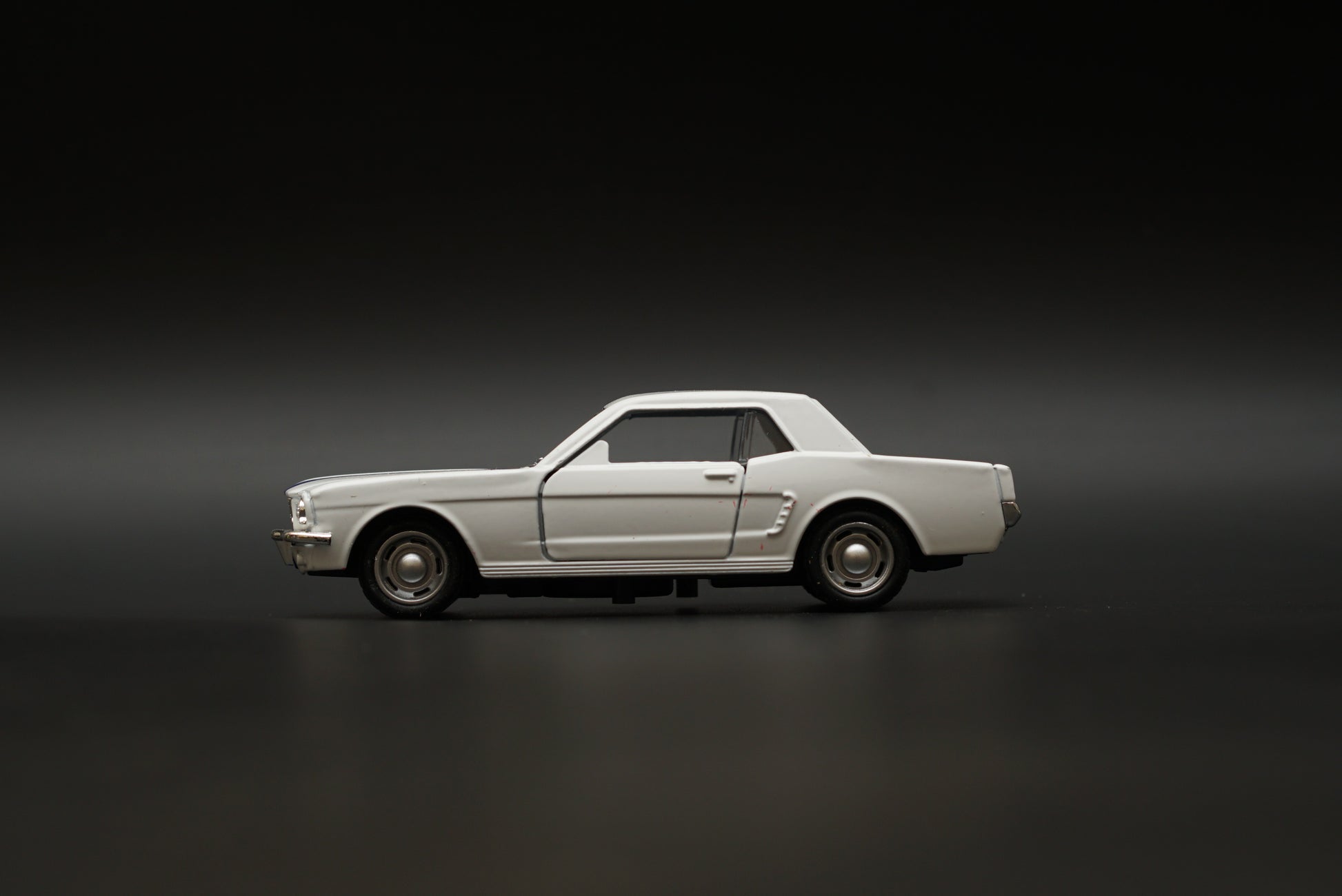 1:36 Mustang 67 Vintage Car White -  Kunju Vandi  