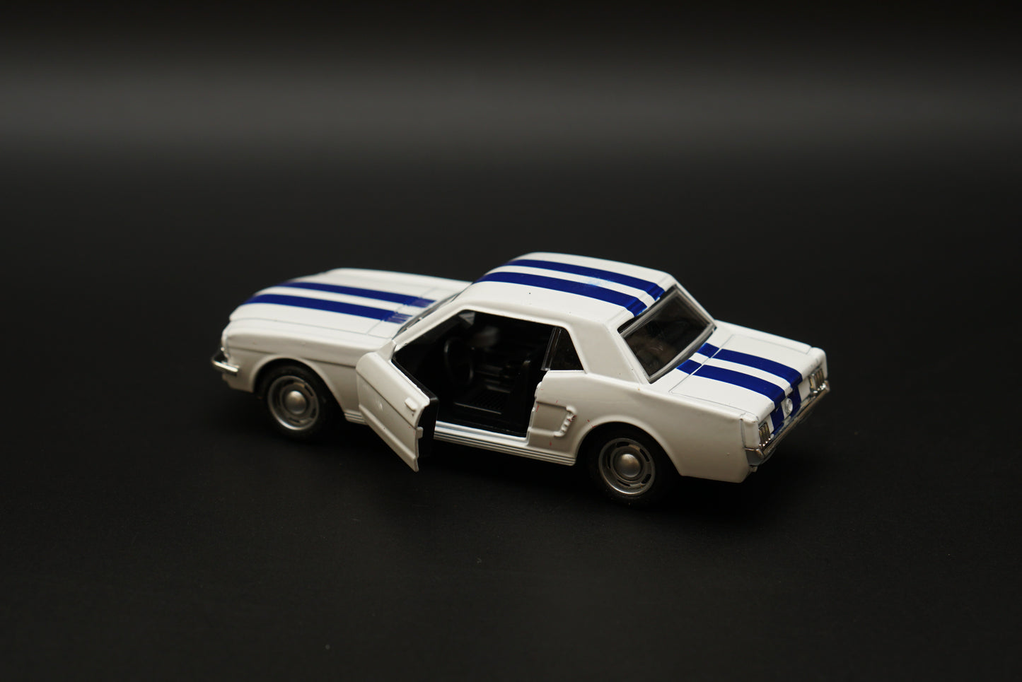 1:36 Mustang 67 Vintage Car White -  Kunju Vandi  
