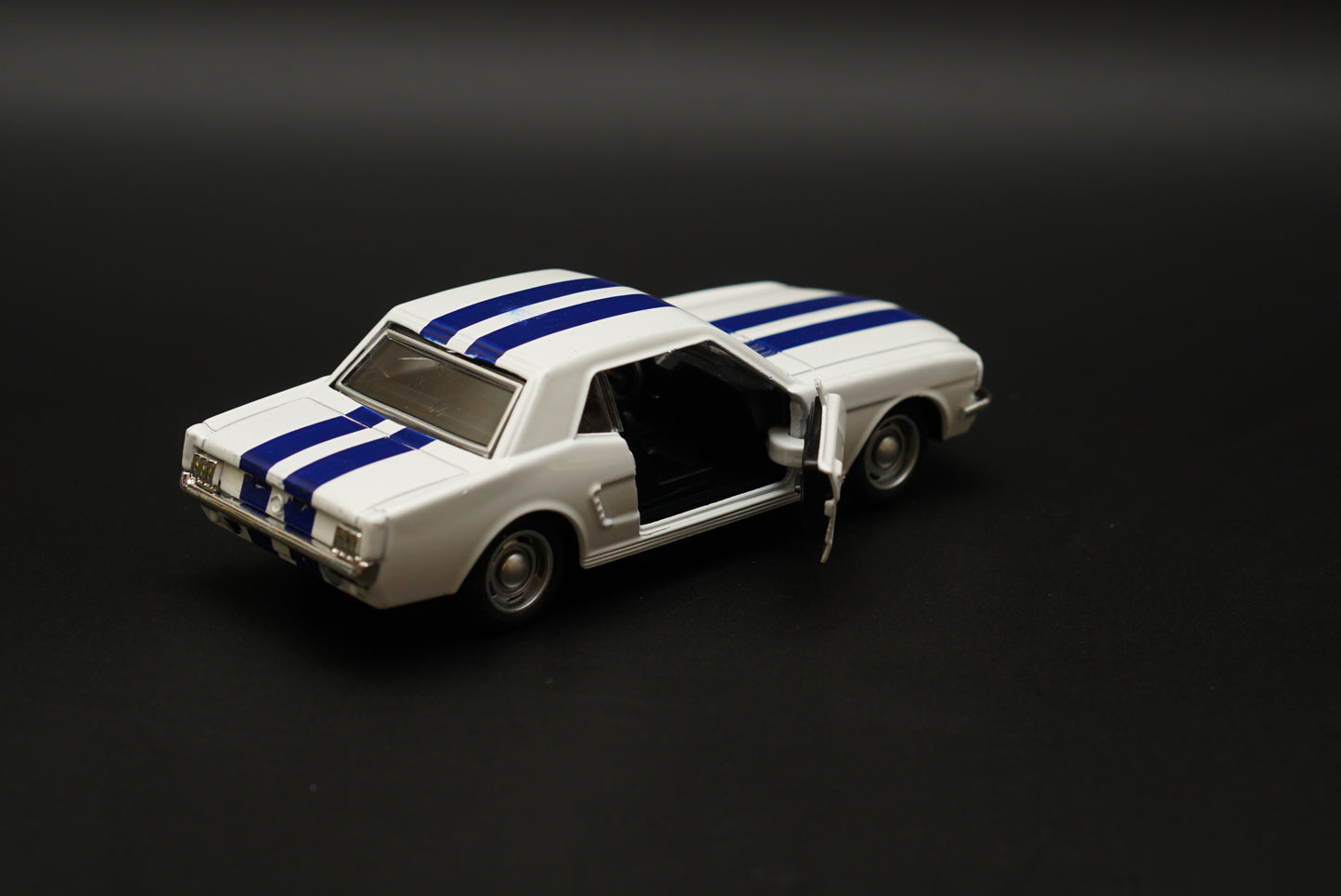 1:36 Mustang 67 Vintage Car White -  Kunju Vandi  