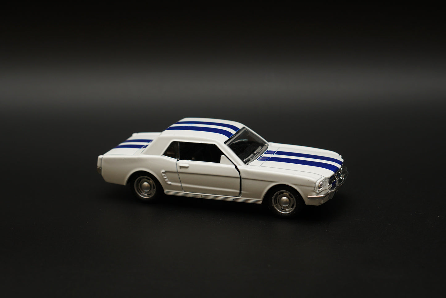 1:36 Mustang 67 Vintage Car White -  Kunju Vandi  