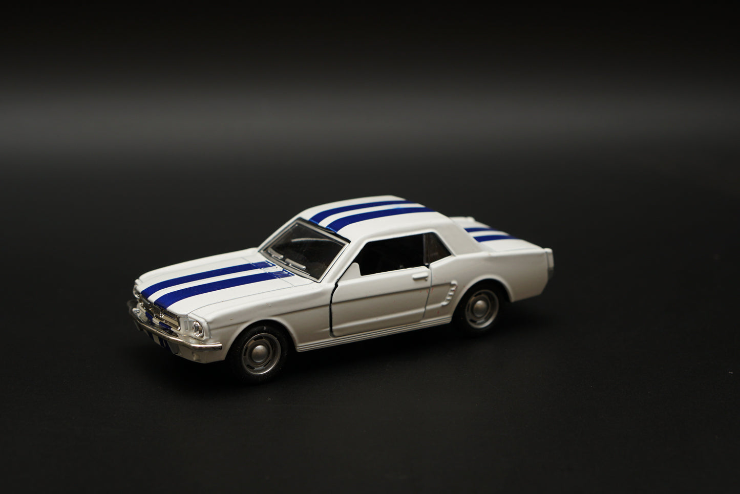 1:36 Mustang 67 Vintage Car White -  Kunju Vandi  