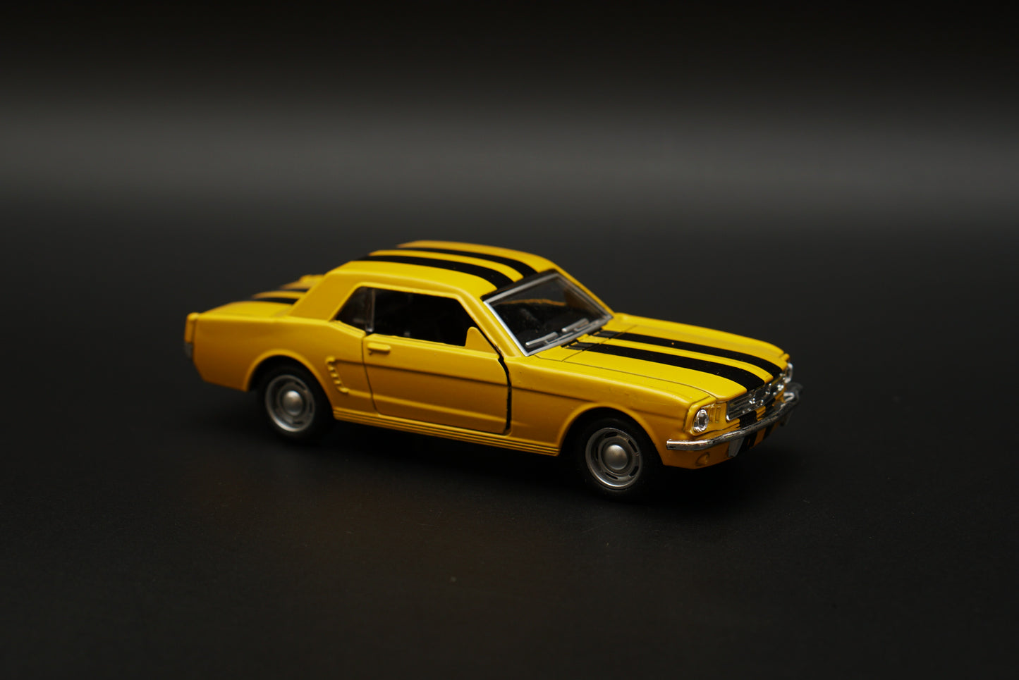 1:36 Mustang 67 Vintage Car Yellow -  Kunju Vandi  