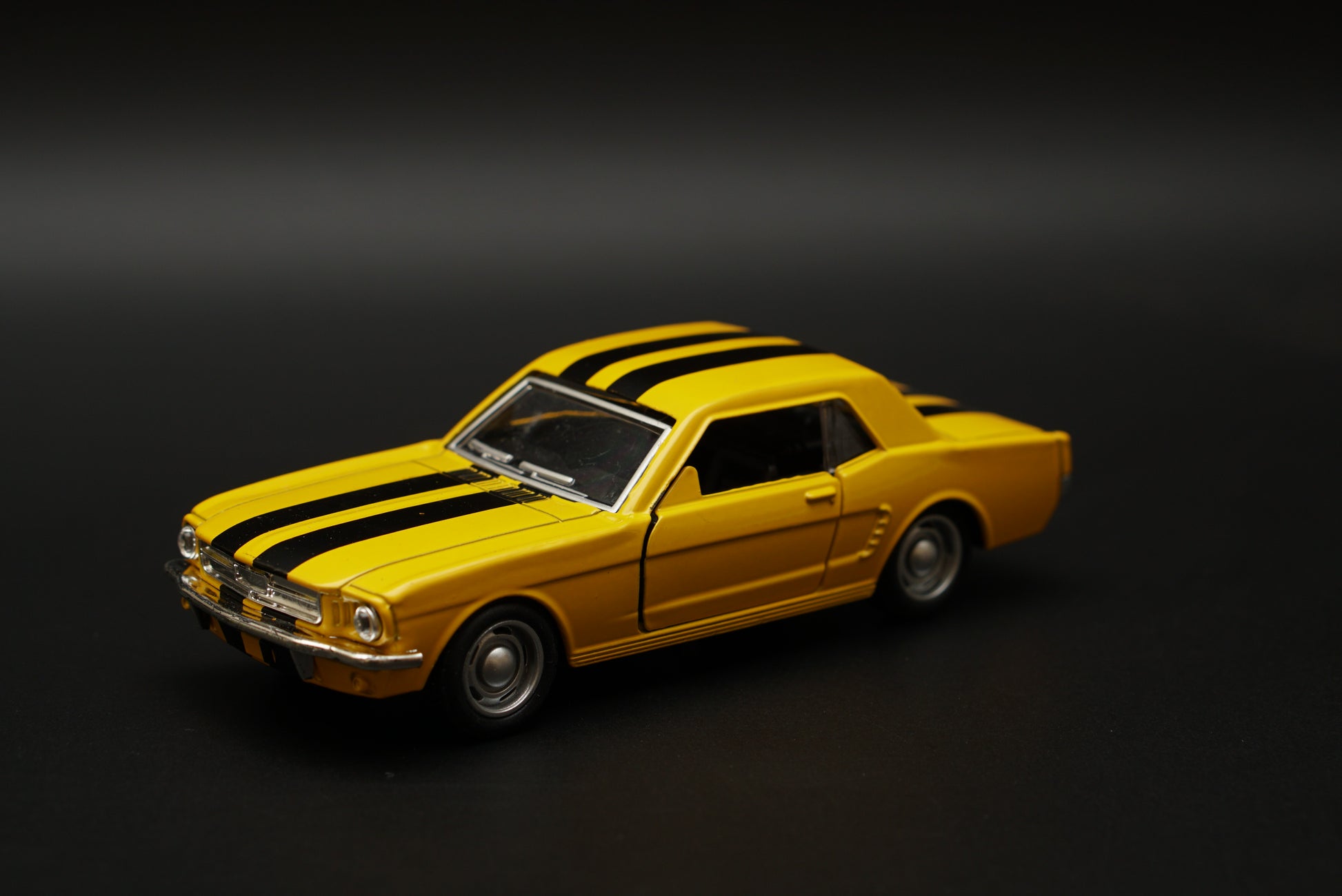 1:36 Mustang 67 Vintage Car Yellow -  Kunju Vandi  