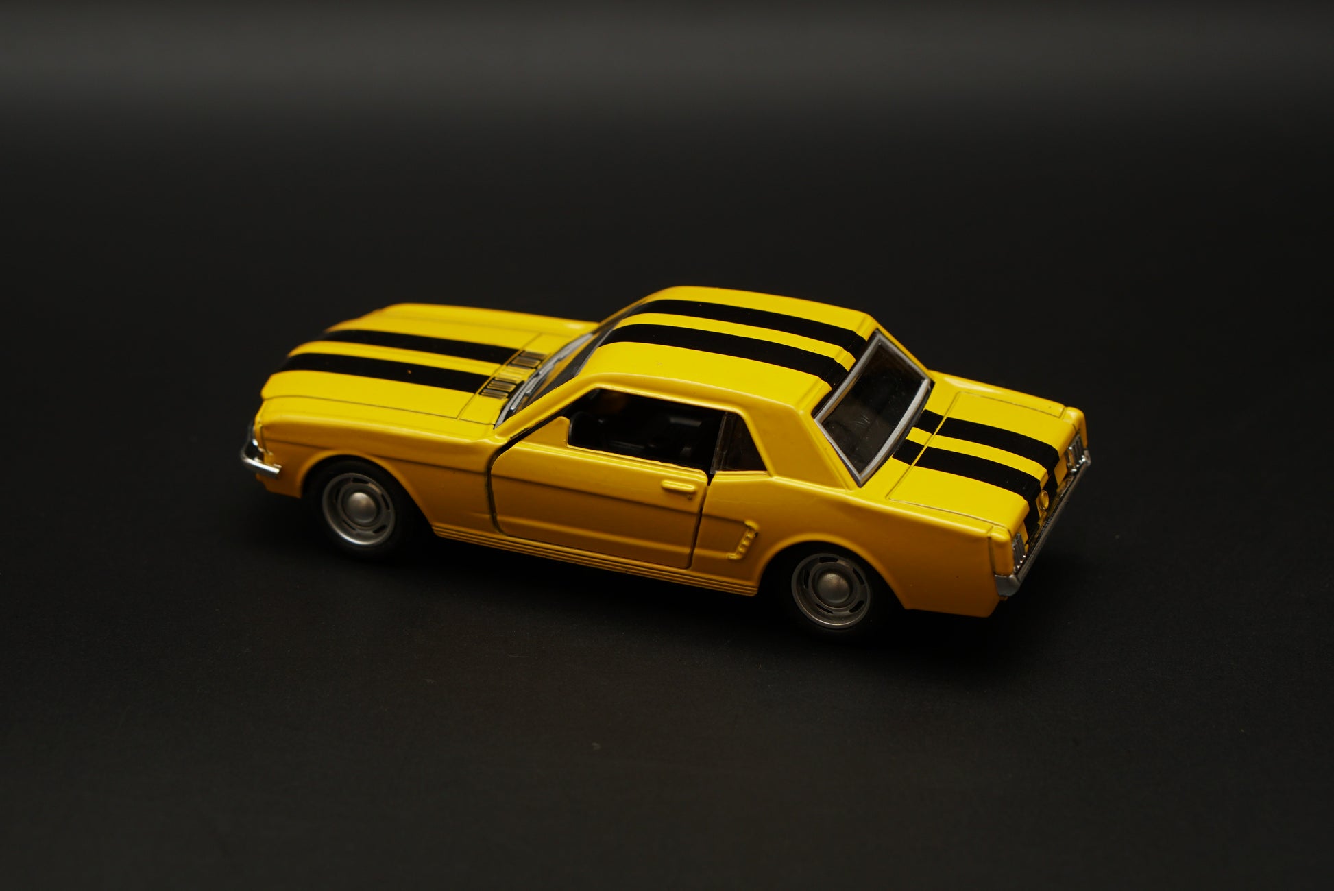 1:36 Mustang 67 Vintage Car Yellow -  Kunju Vandi  