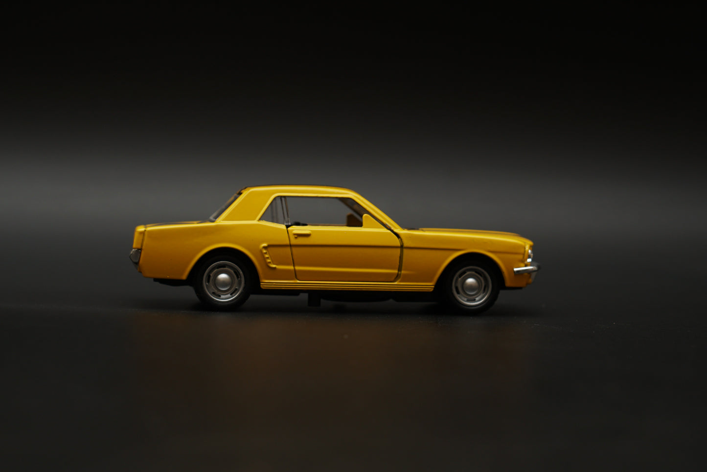 1:36 Mustang 67 Vintage Car Yellow -  Kunju Vandi  
