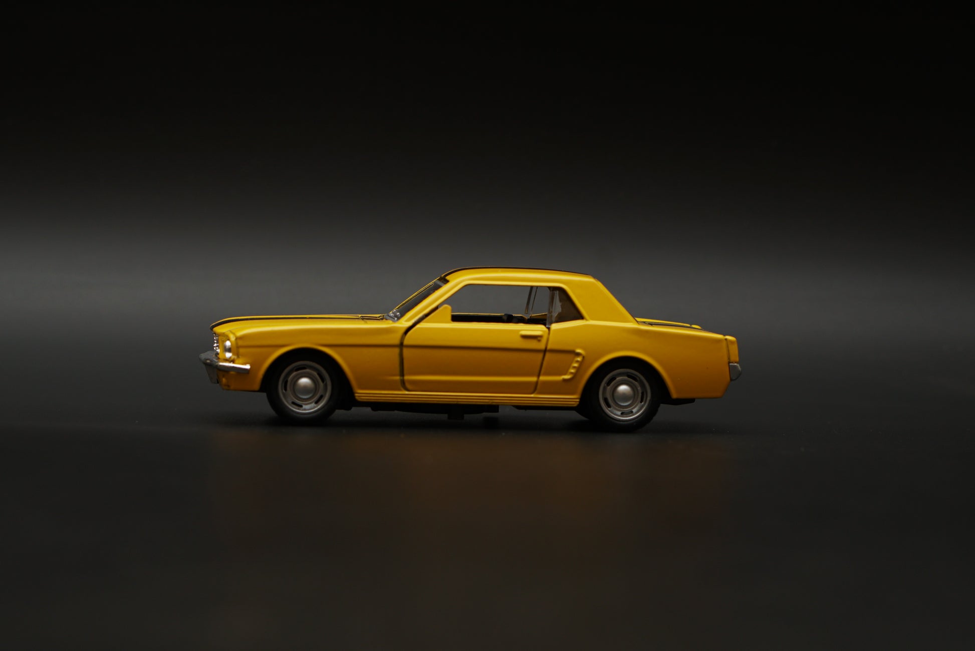 1:36 Mustang 67 Vintage Car Yellow -  Kunju Vandi  