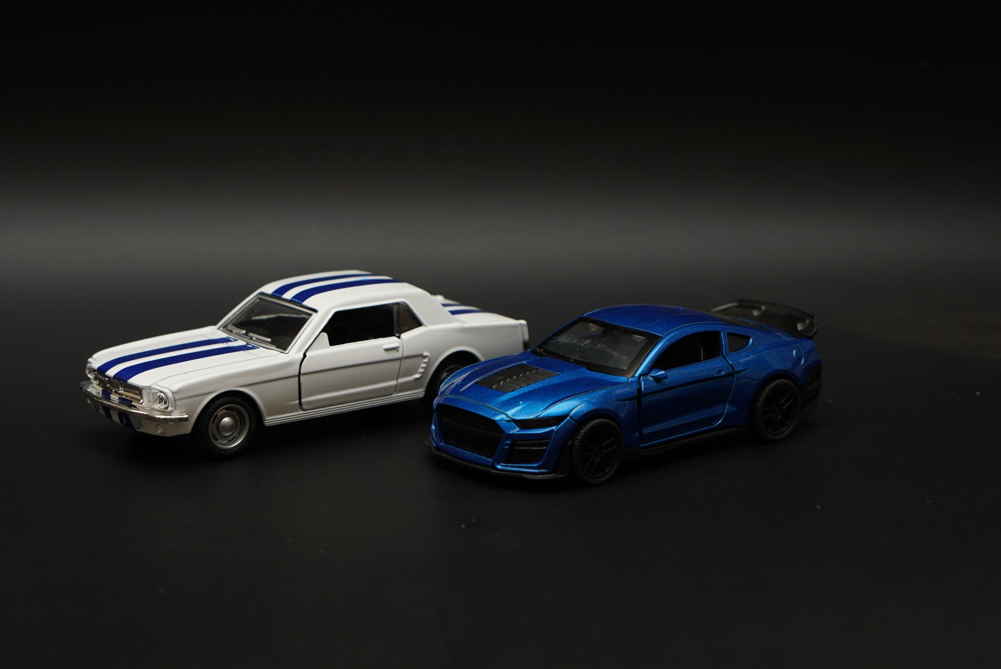 1:36 Mustang Combo (White-Blue) -  Kunju Vandi  