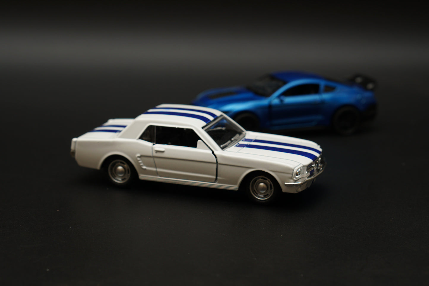 1:36 Mustang Combo (White-Blue) -  Kunju Vandi  
