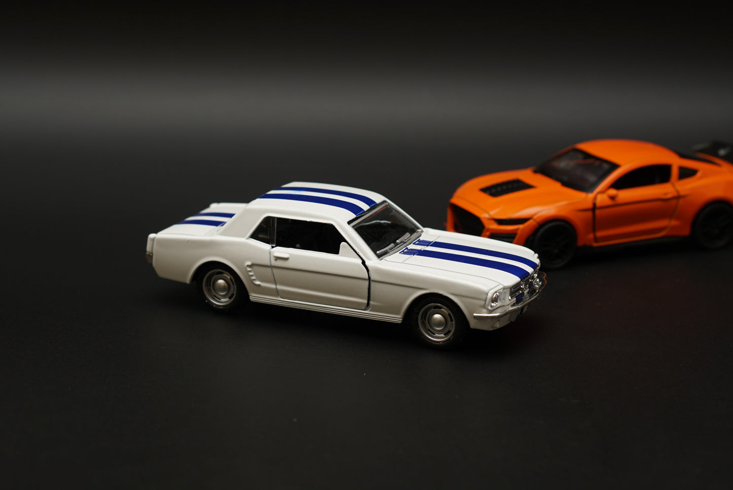 1:36 Mustang Combo (White-Orange) -  Kunju Vandi  