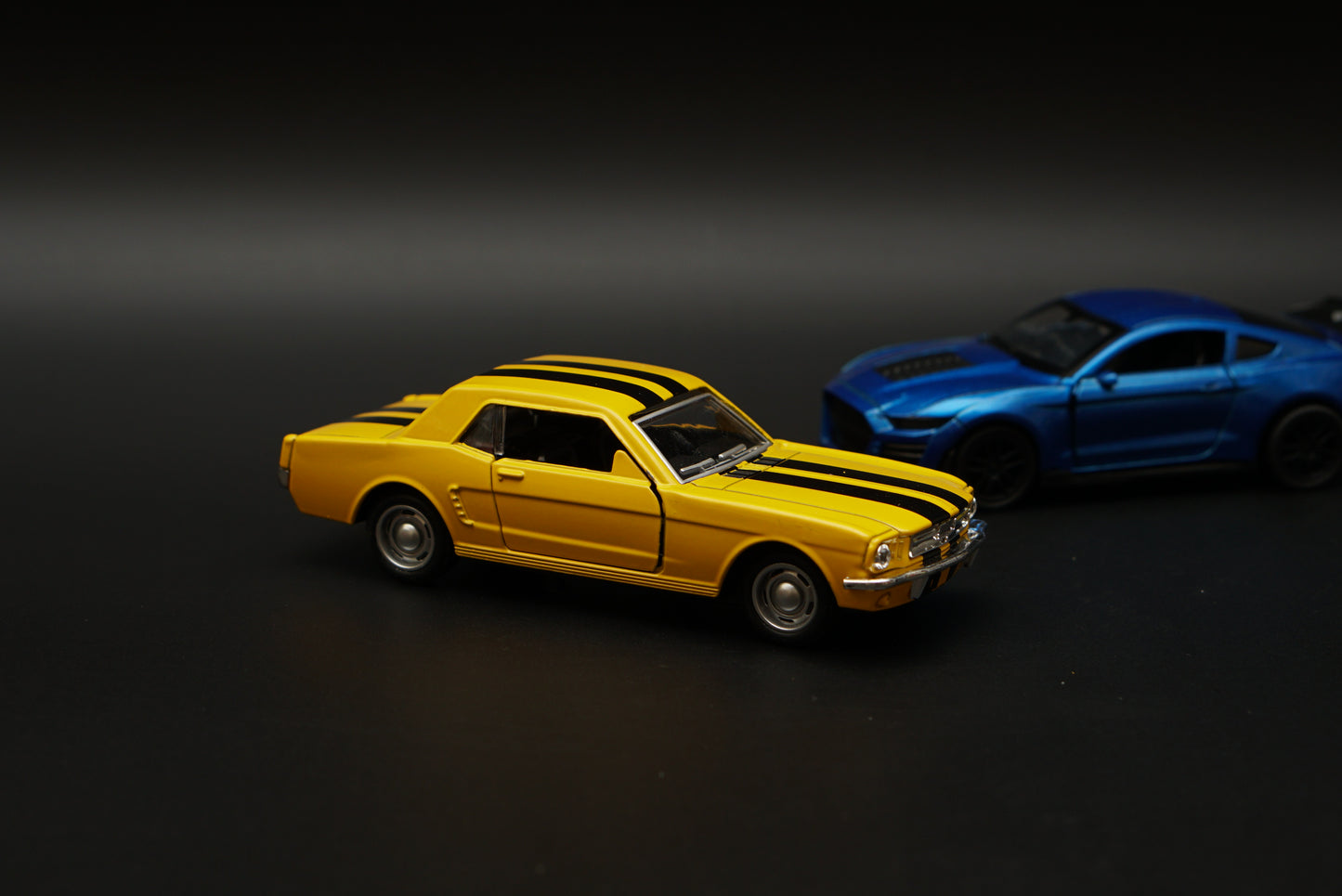 1:36 Mustang Combo (Yellow-Blue) -  Kunju Vandi  