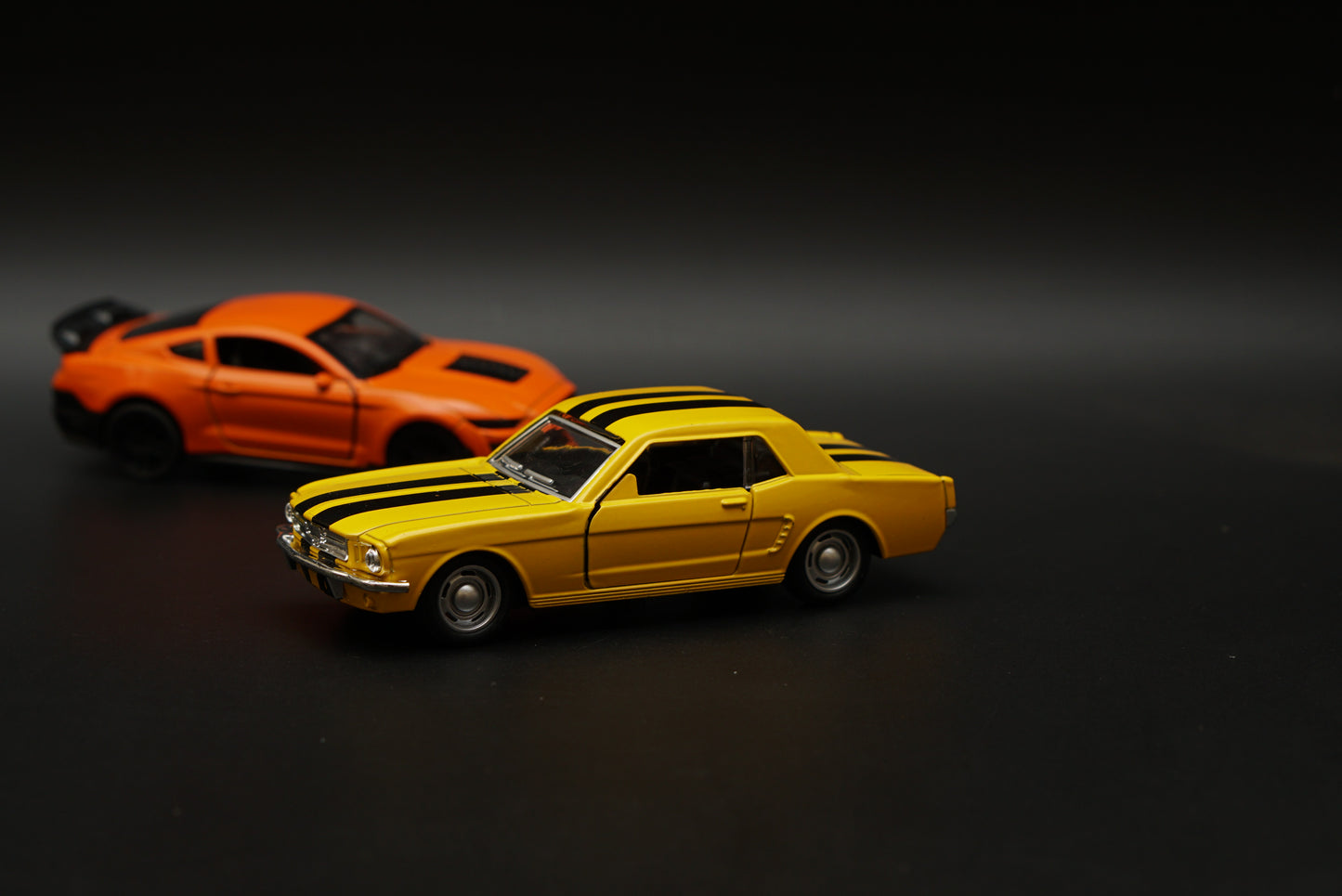 1:36 Mustang Combo (Yellow-Orange) -  Kunju Vandi  