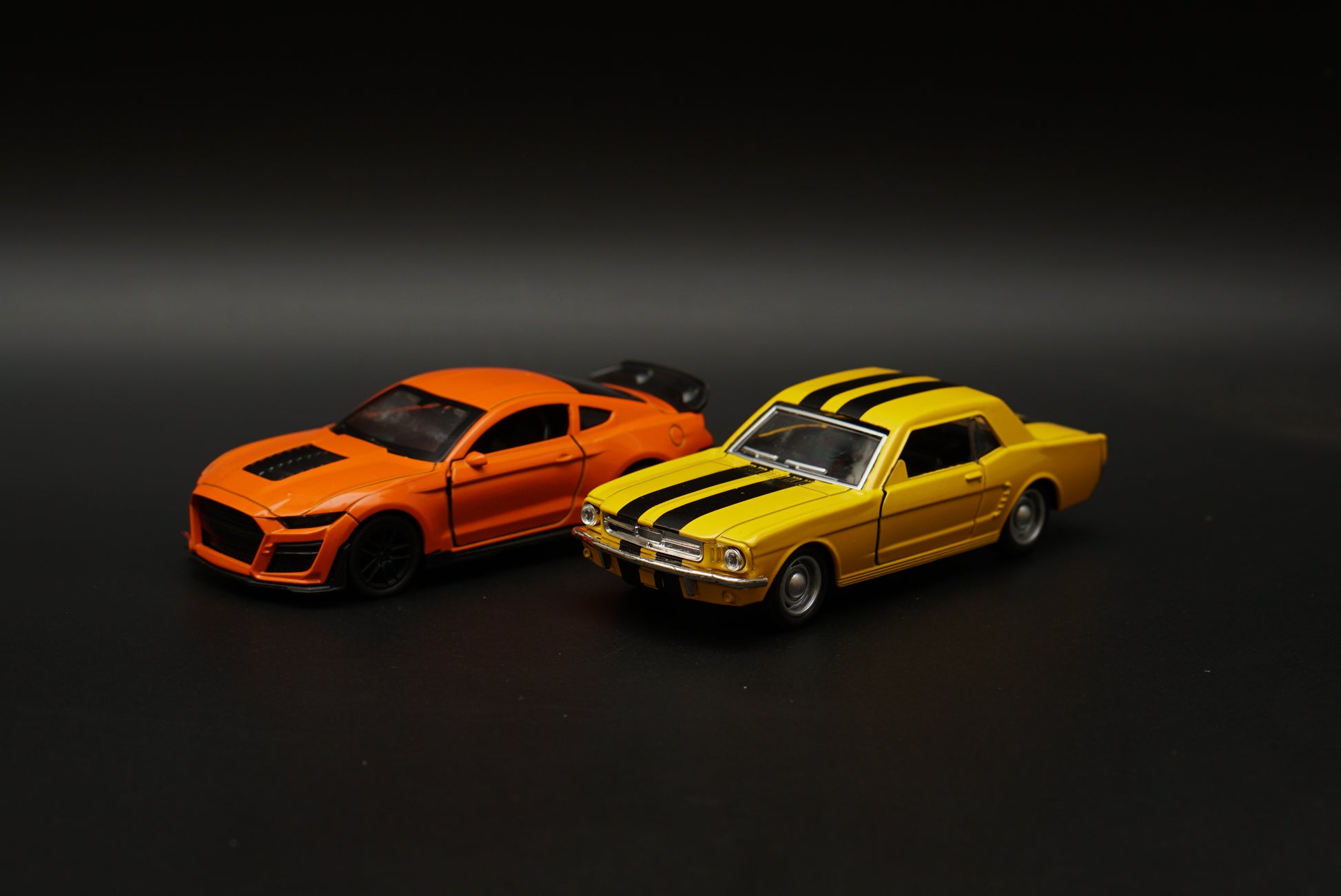 1:36 Mustang Combo (Yellow-Orange) -  Kunju Vandi  