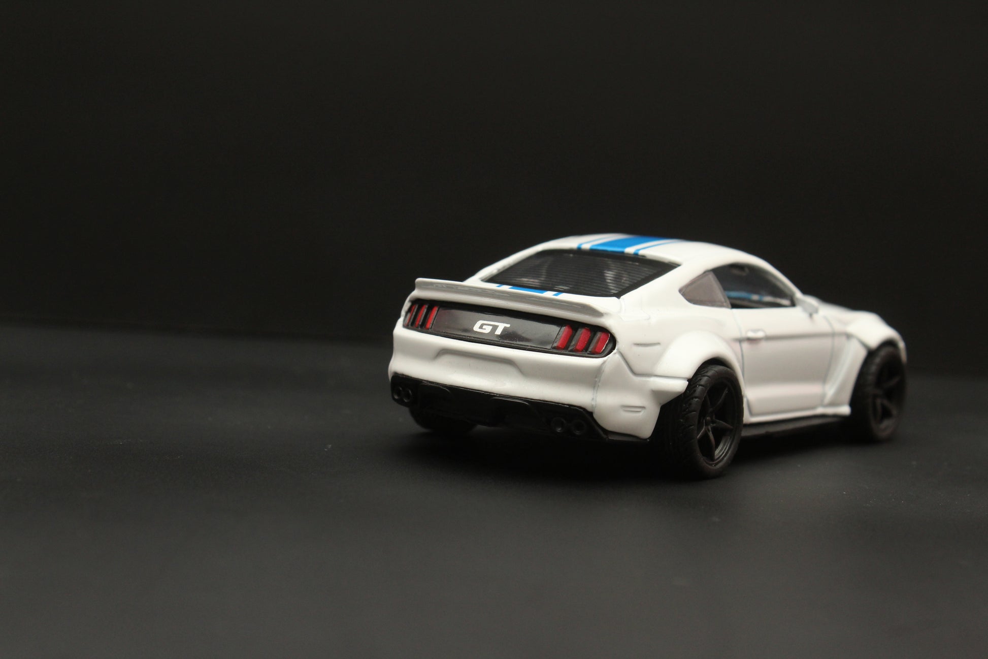 1:36 Mustang Metal Body (White) -  Kunju Vandi  
