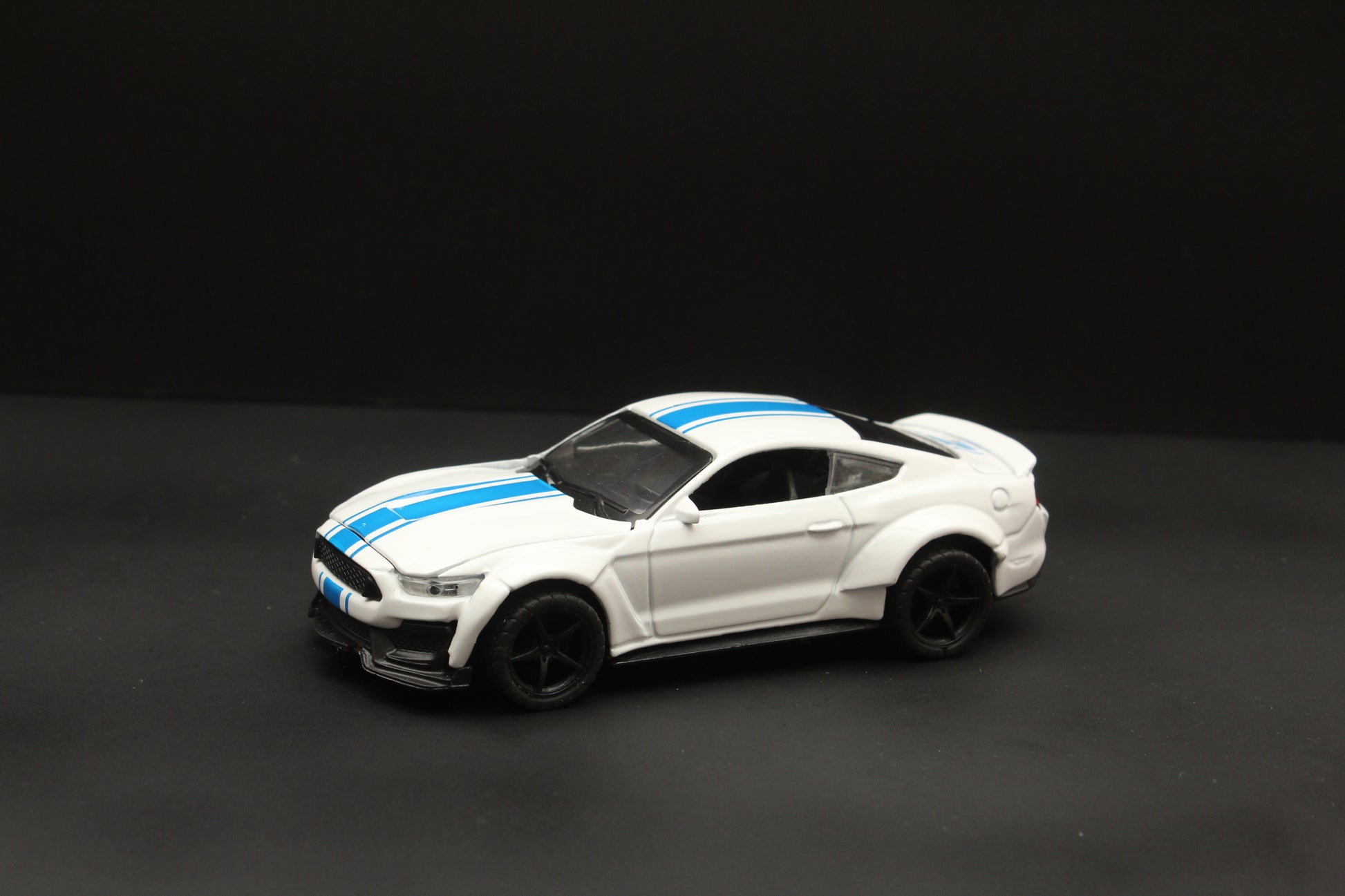 1:36 Mustang Metal Body (White) -  Kunju Vandi  