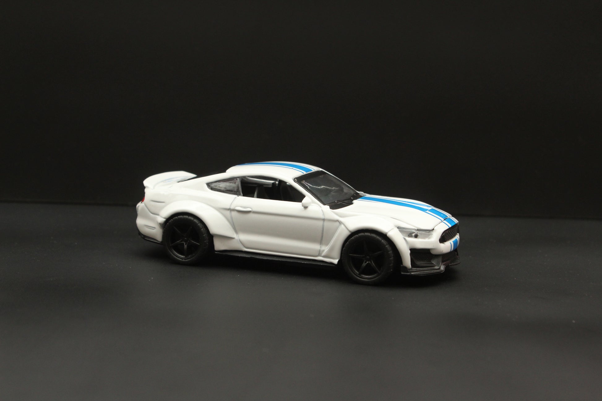 1:36 Mustang Metal Body (White) -  Kunju Vandi  