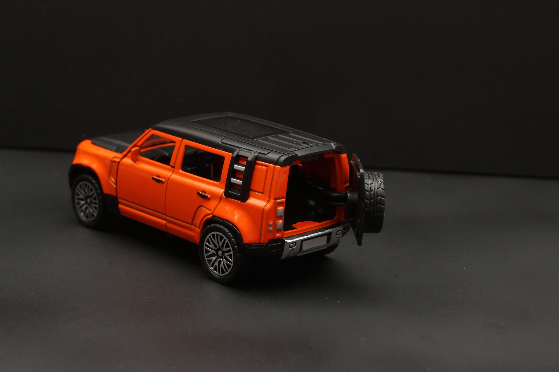 1:36 Scale Defender Orange -  Kunju Vandi  