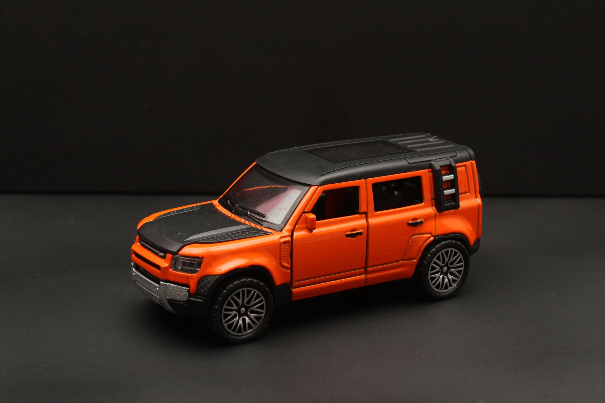 1:36 Scale Defender Orange -  Kunju Vandi  