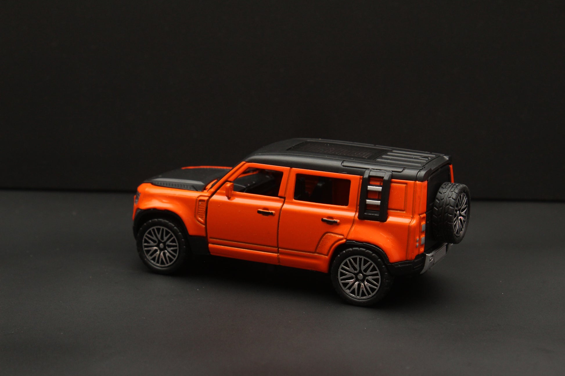 1:36 Scale Defender Orange -  Kunju Vandi  