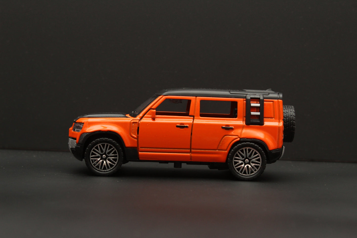 1:36 Scale Defender Orange -  Kunju Vandi  