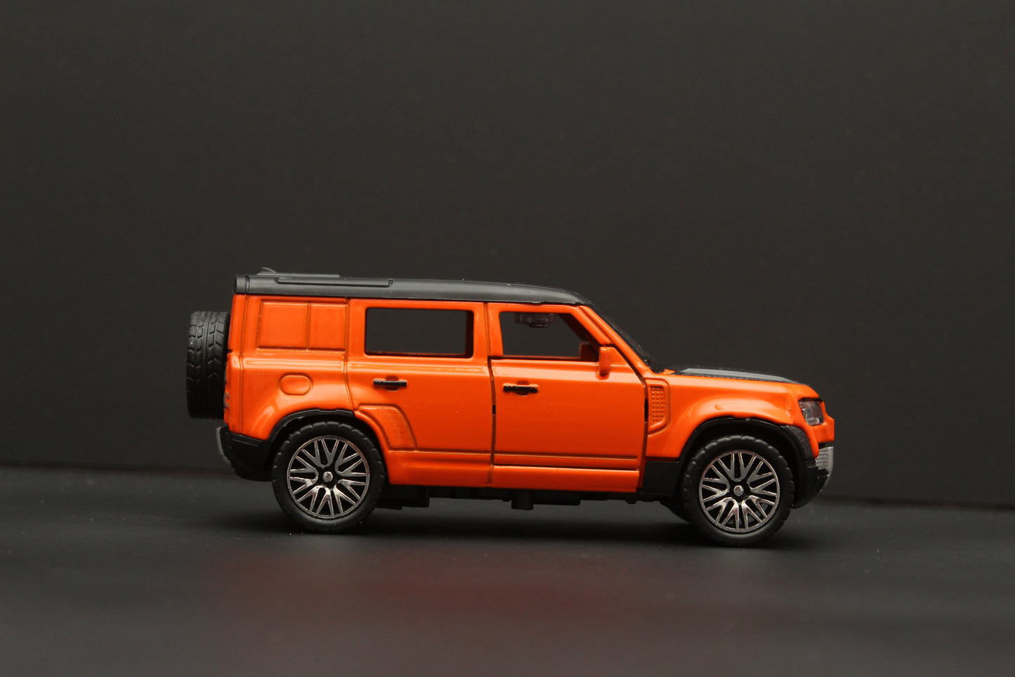 1:36 Scale Defender Orange -  Kunju Vandi  