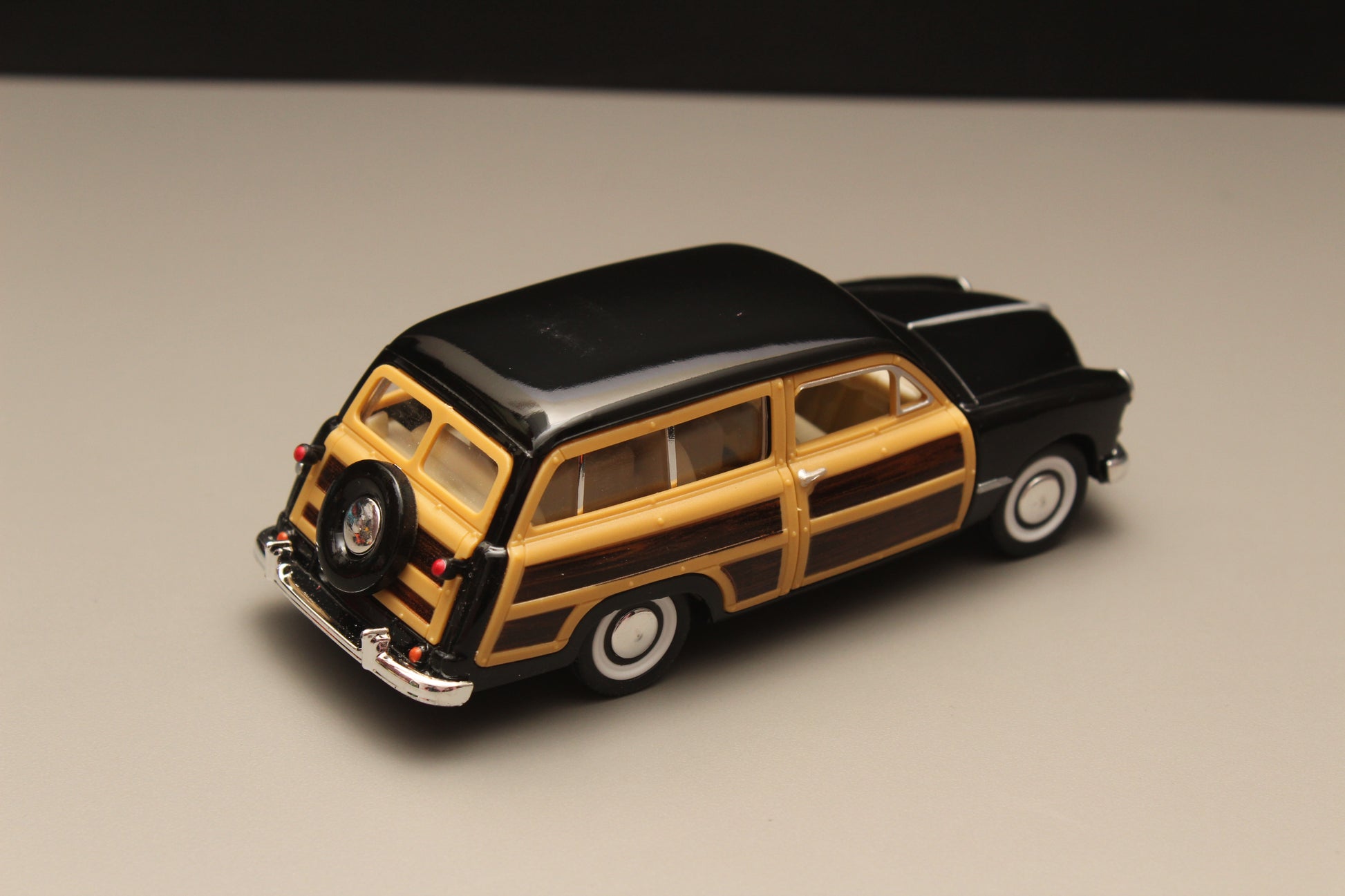 1:40 kinsmart Ford Woody Wagon Black -  Kunju Vandi  