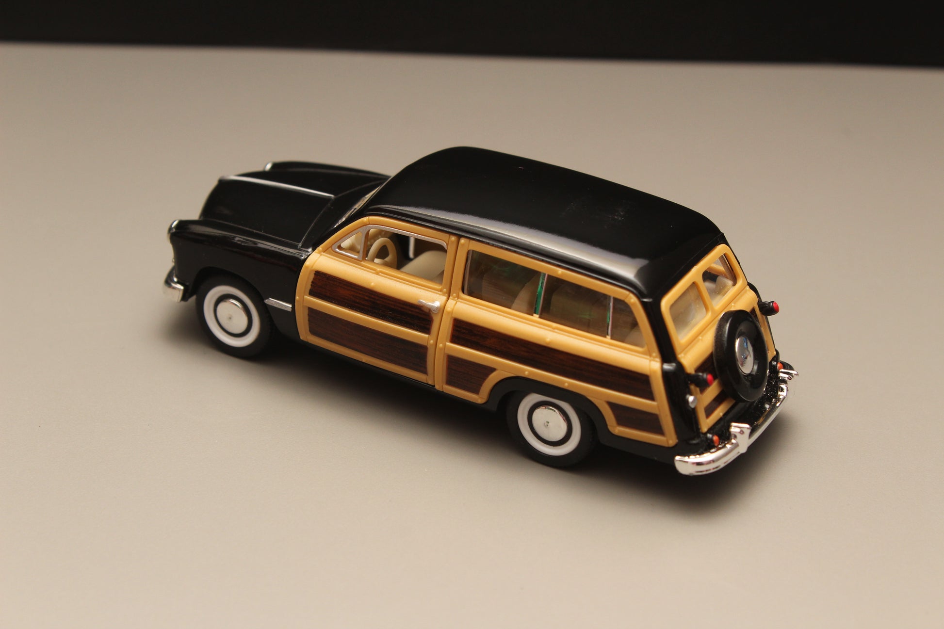 1:40 kinsmart Ford Woody Wagon Black -  Kunju Vandi  