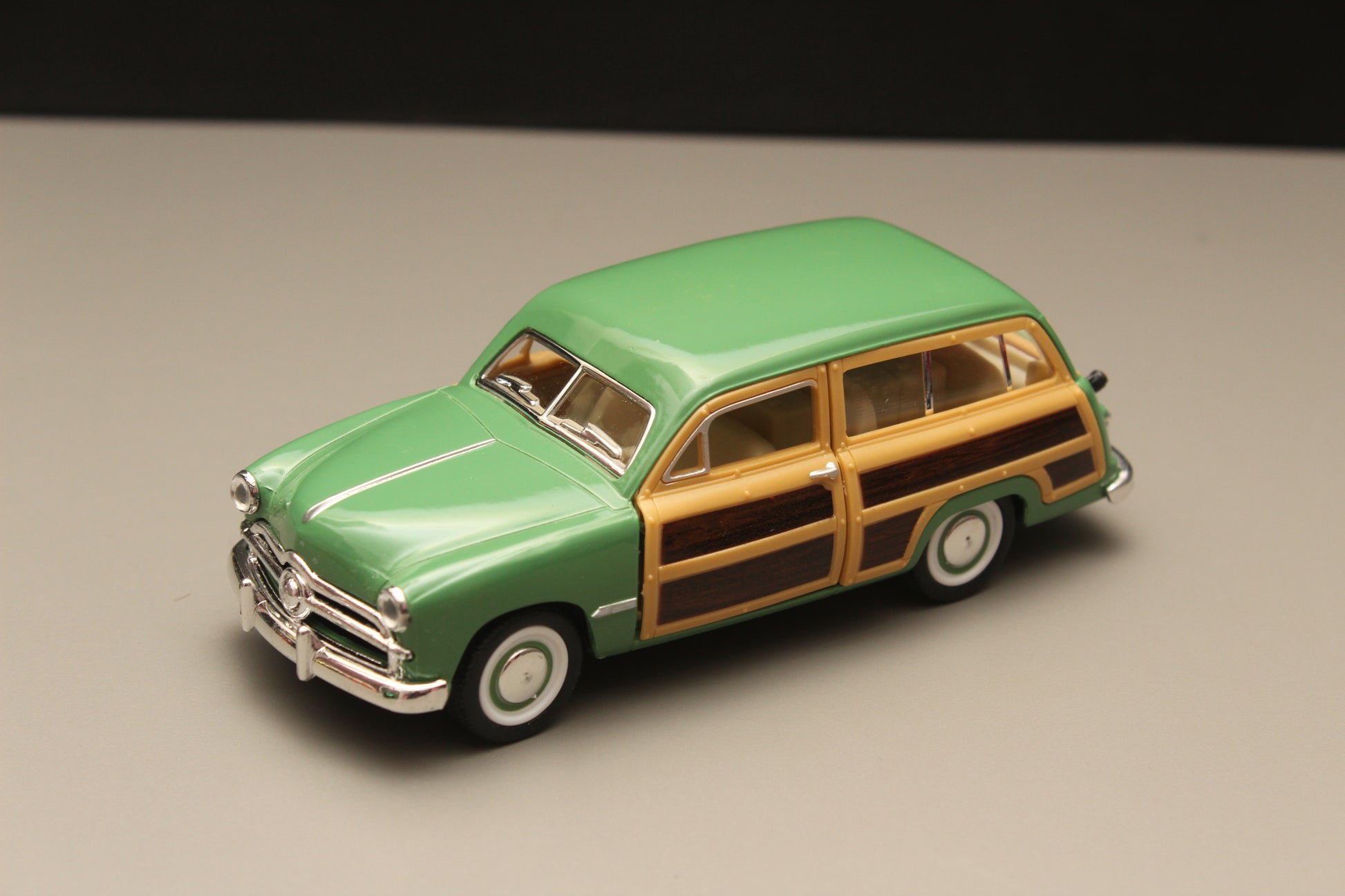 1:40 kinsmart Ford Woody Wagon Green -  Kunju Vandi  