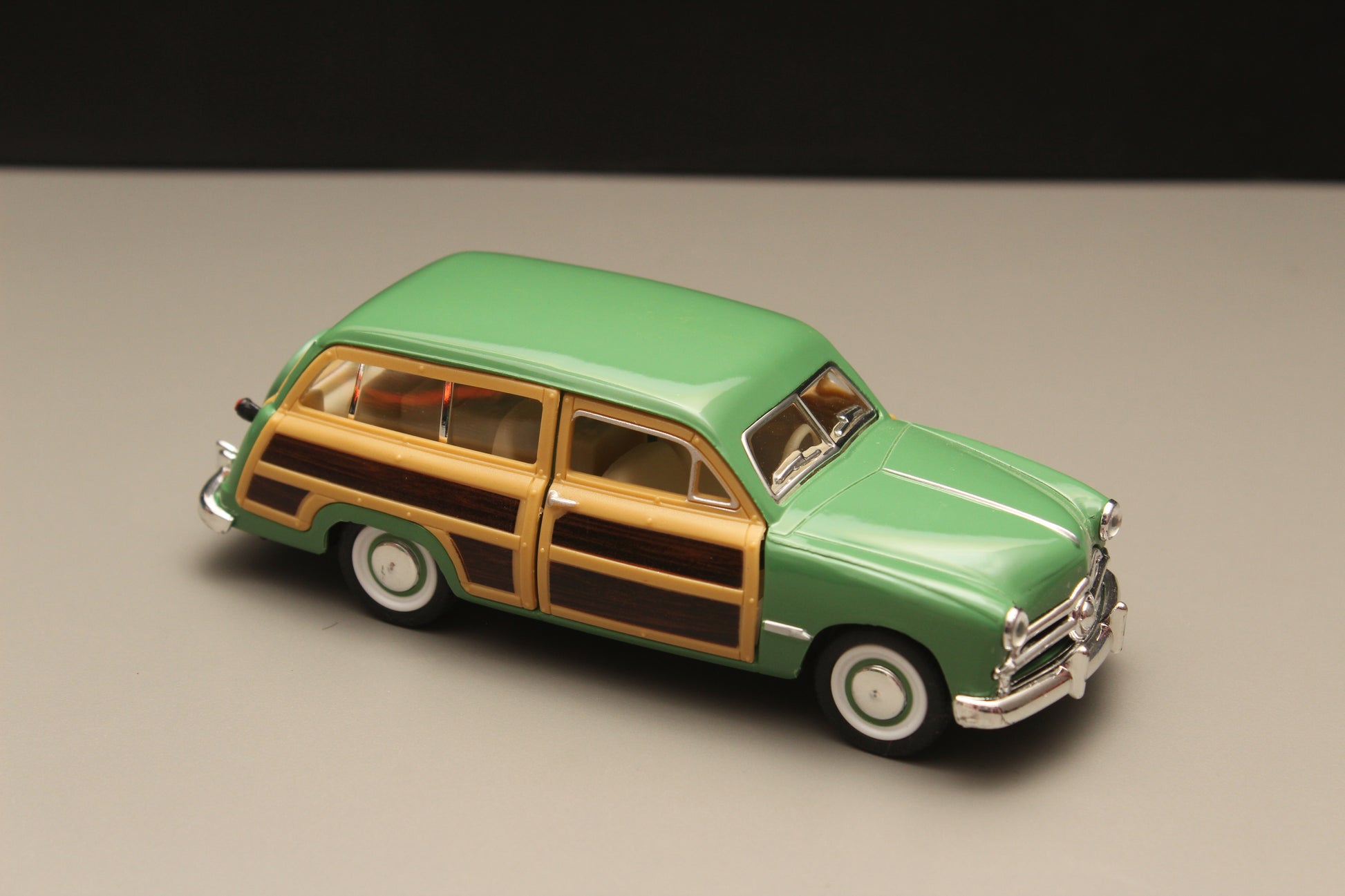 1:40 kinsmart Ford Woody Wagon Green -  Kunju Vandi  