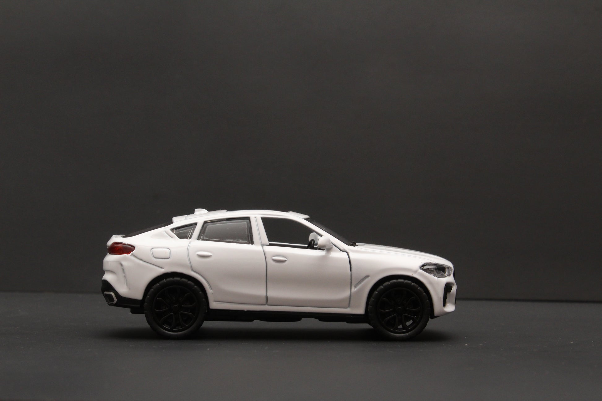 1:43 Bmw  Diecast White -  Kunju Vandi  