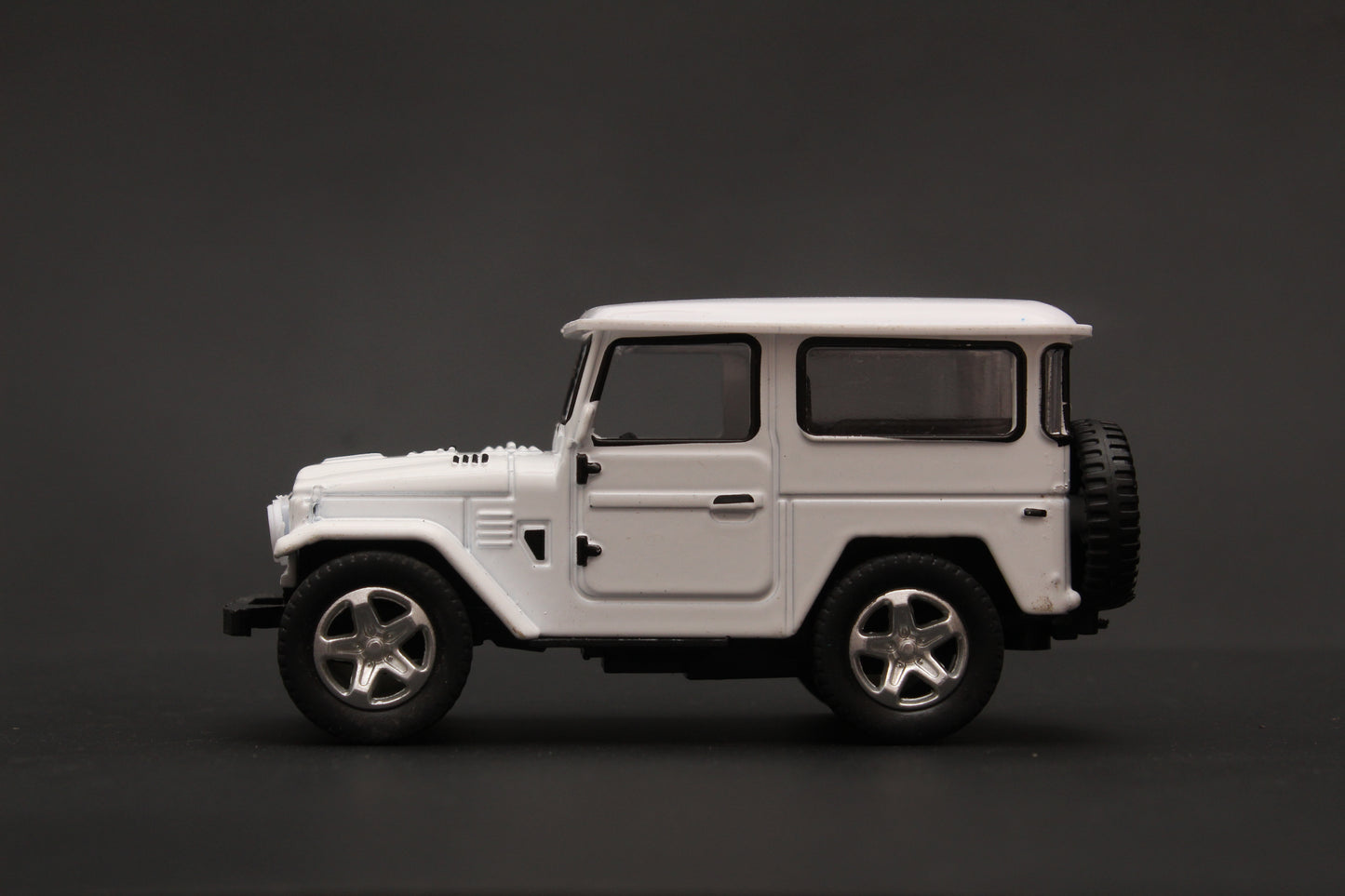 1:43 Land Cruiser FJ40 Diecast White -  Kunju Vandi  
