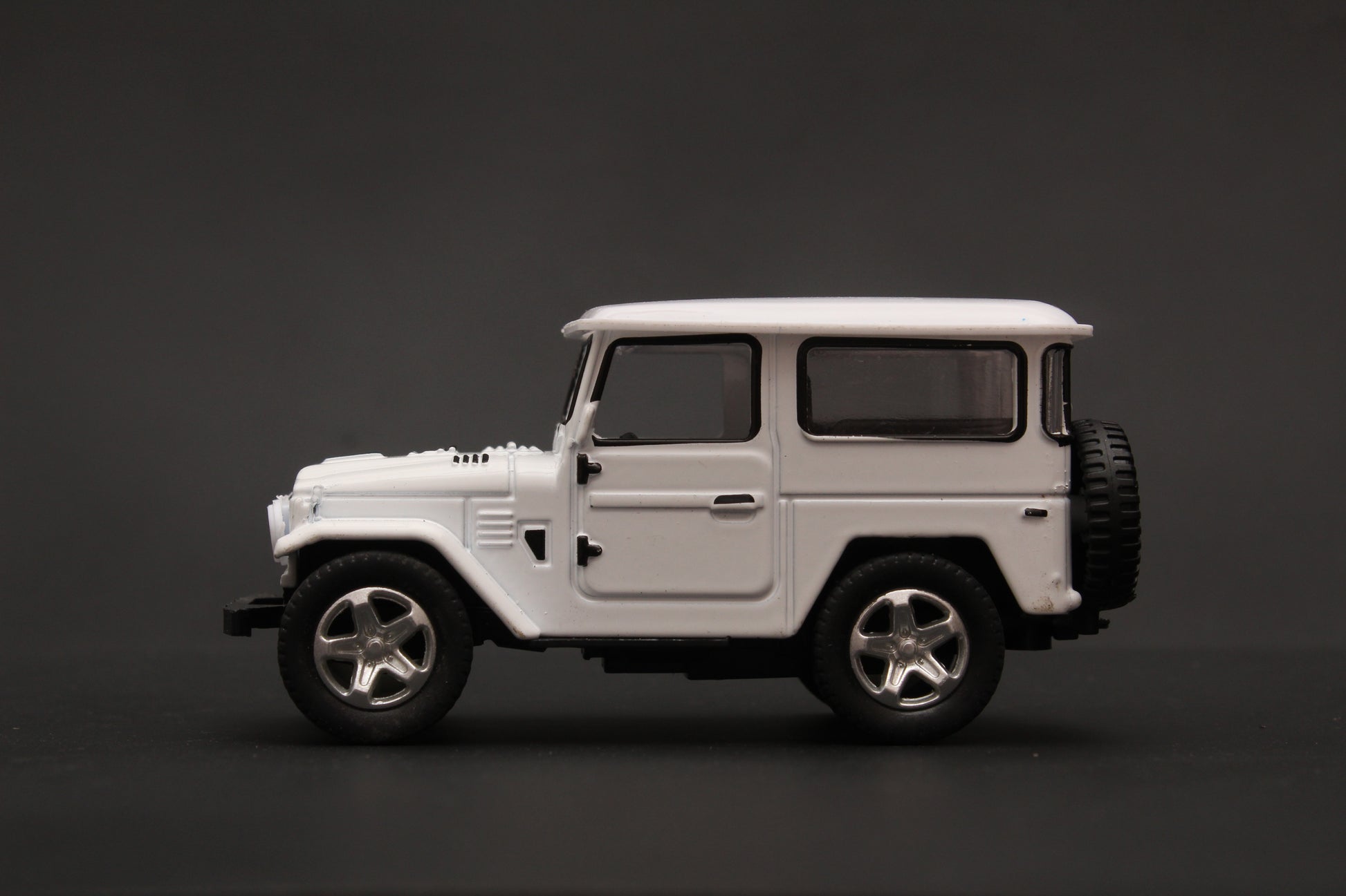 1:43 Land Cruiser FJ40 Diecast White -  Kunju Vandi  