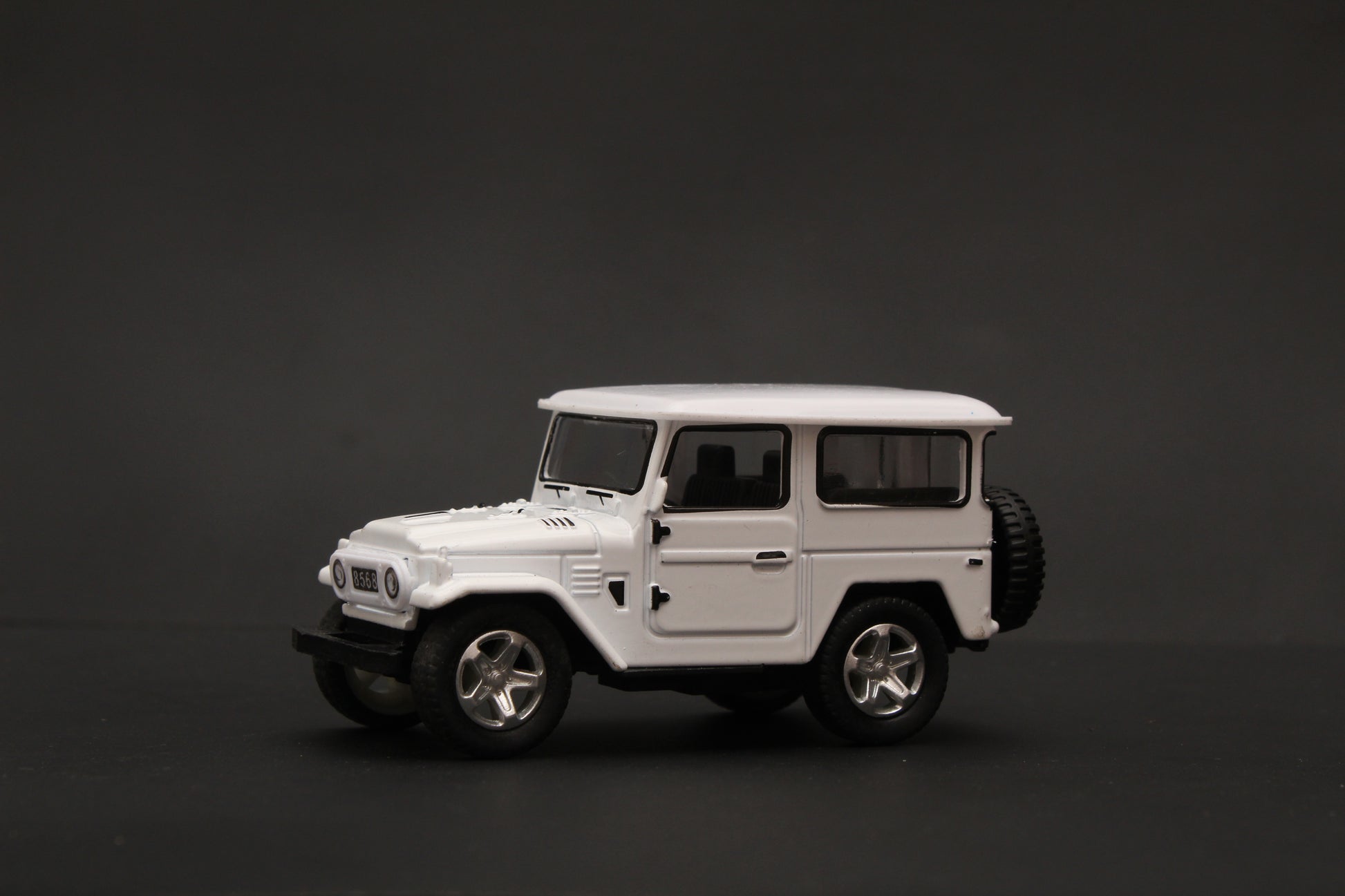 1:43 Land Cruiser FJ40 Diecast White -  Kunju Vandi  