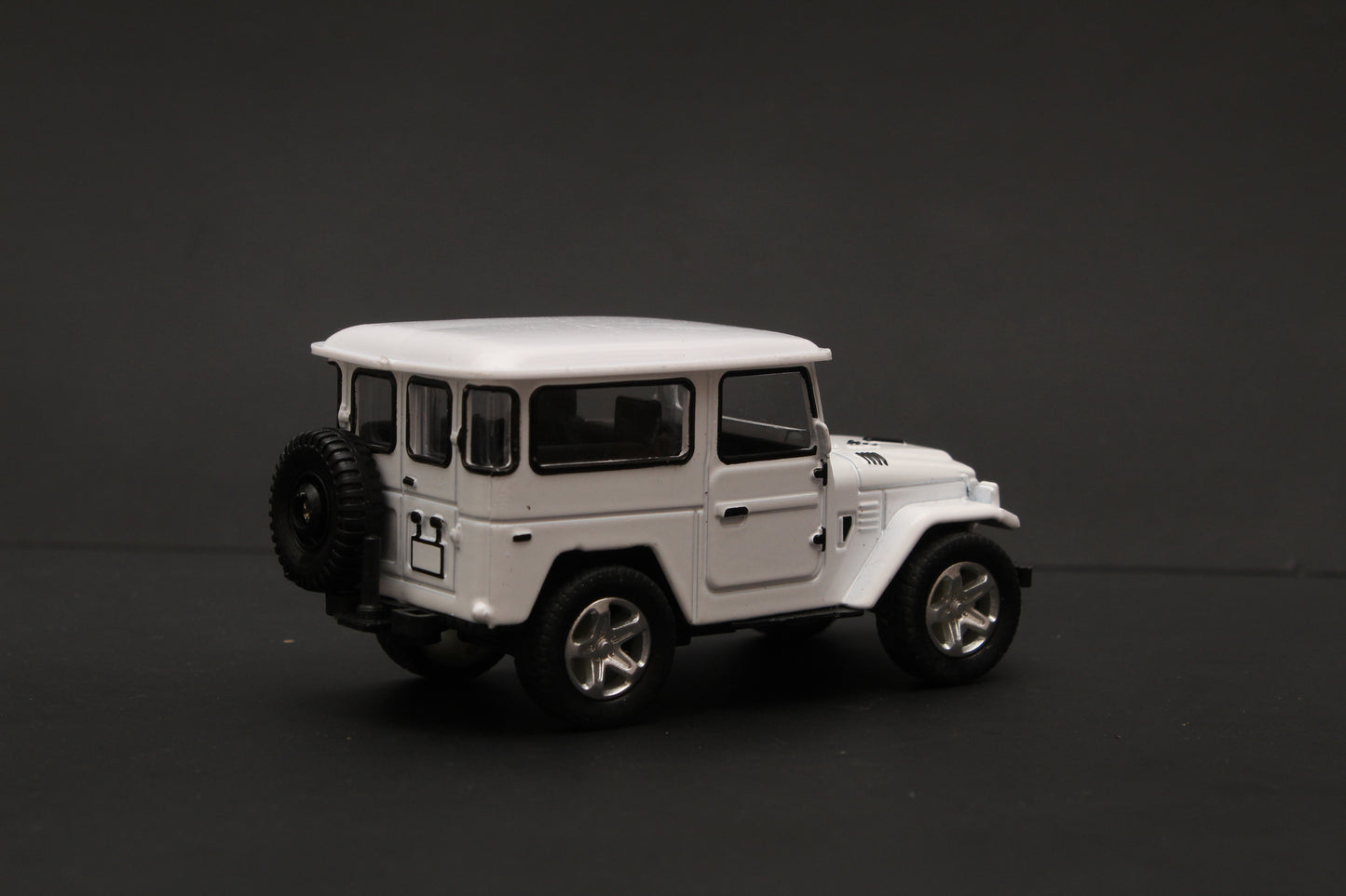 1:43 Land Cruiser FJ40 Diecast White -  Kunju Vandi  