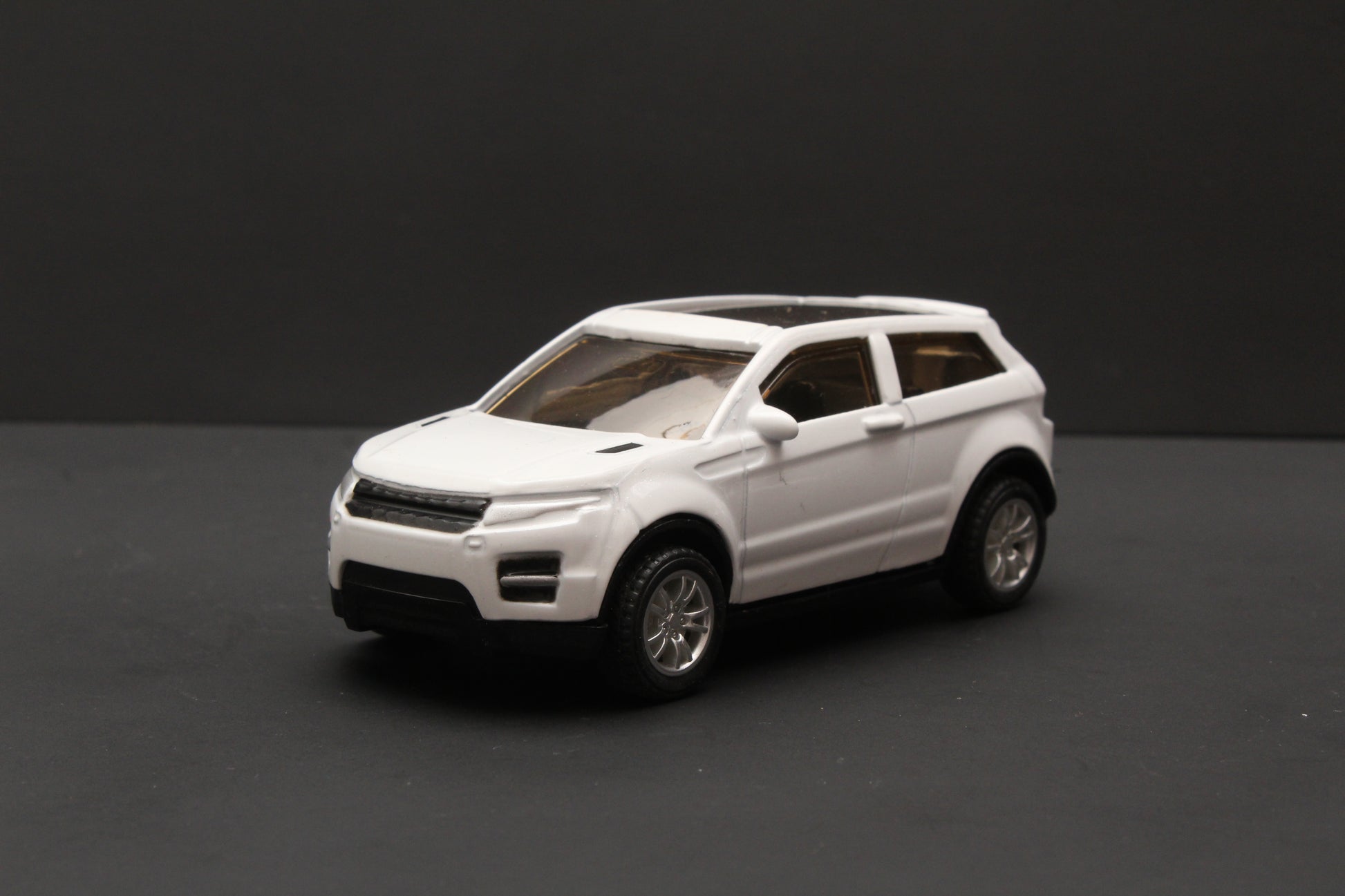 1:43 Range Rover Diecast White -  Kunju Vandi  