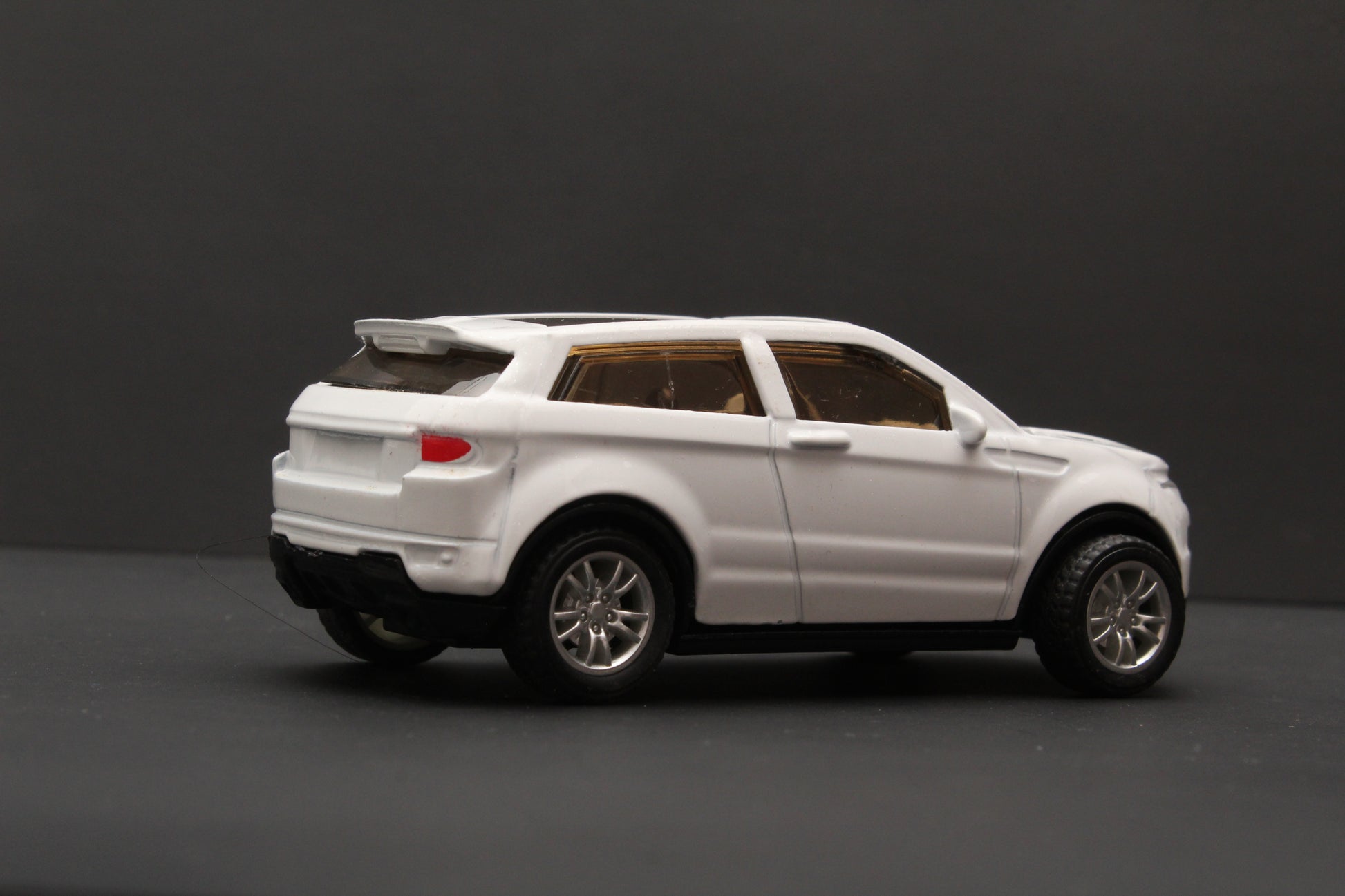 1:43 Range Rover Diecast White -  Kunju Vandi  