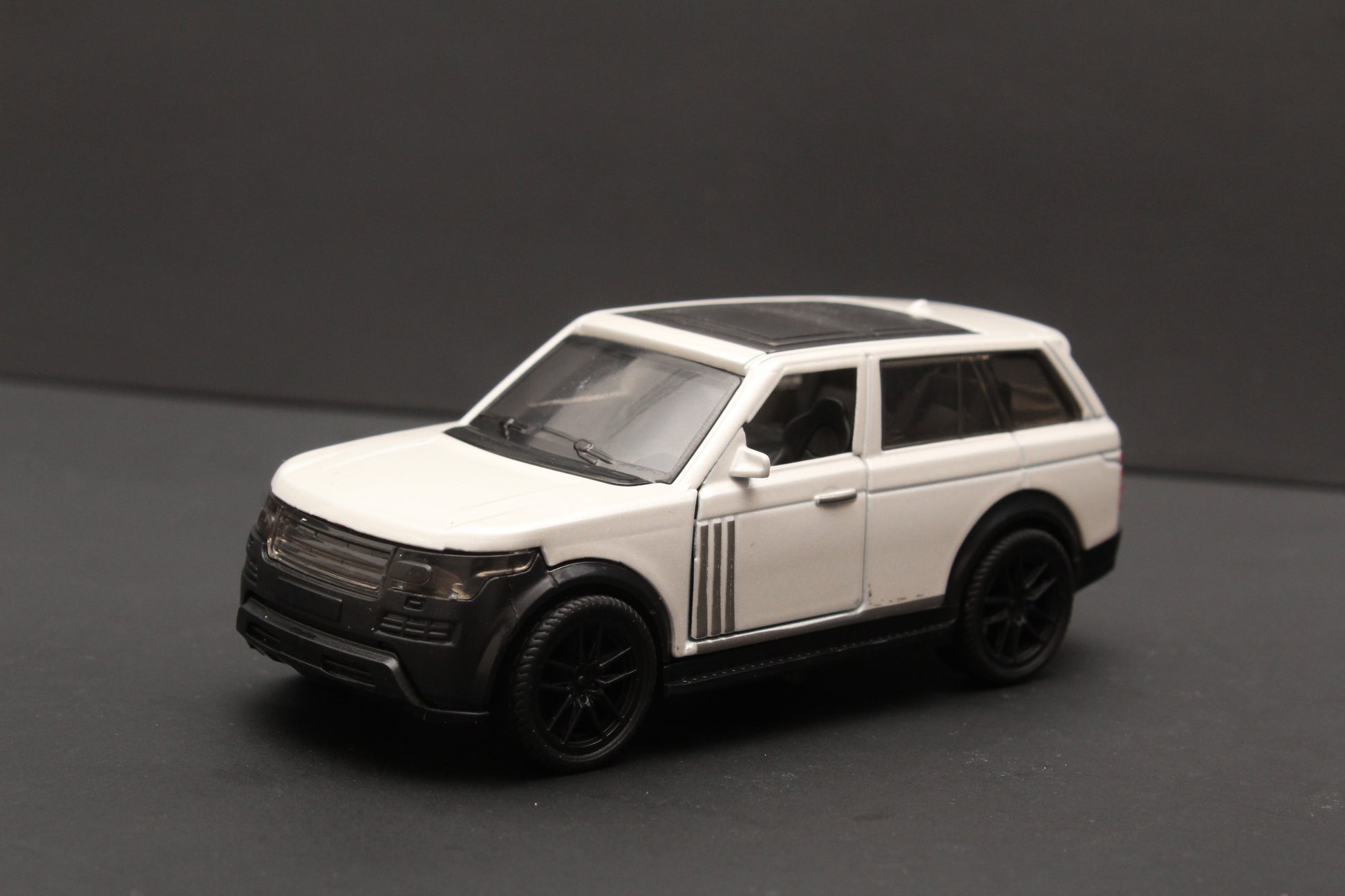 1:43 Range Rover White -  Kunju Vandi  