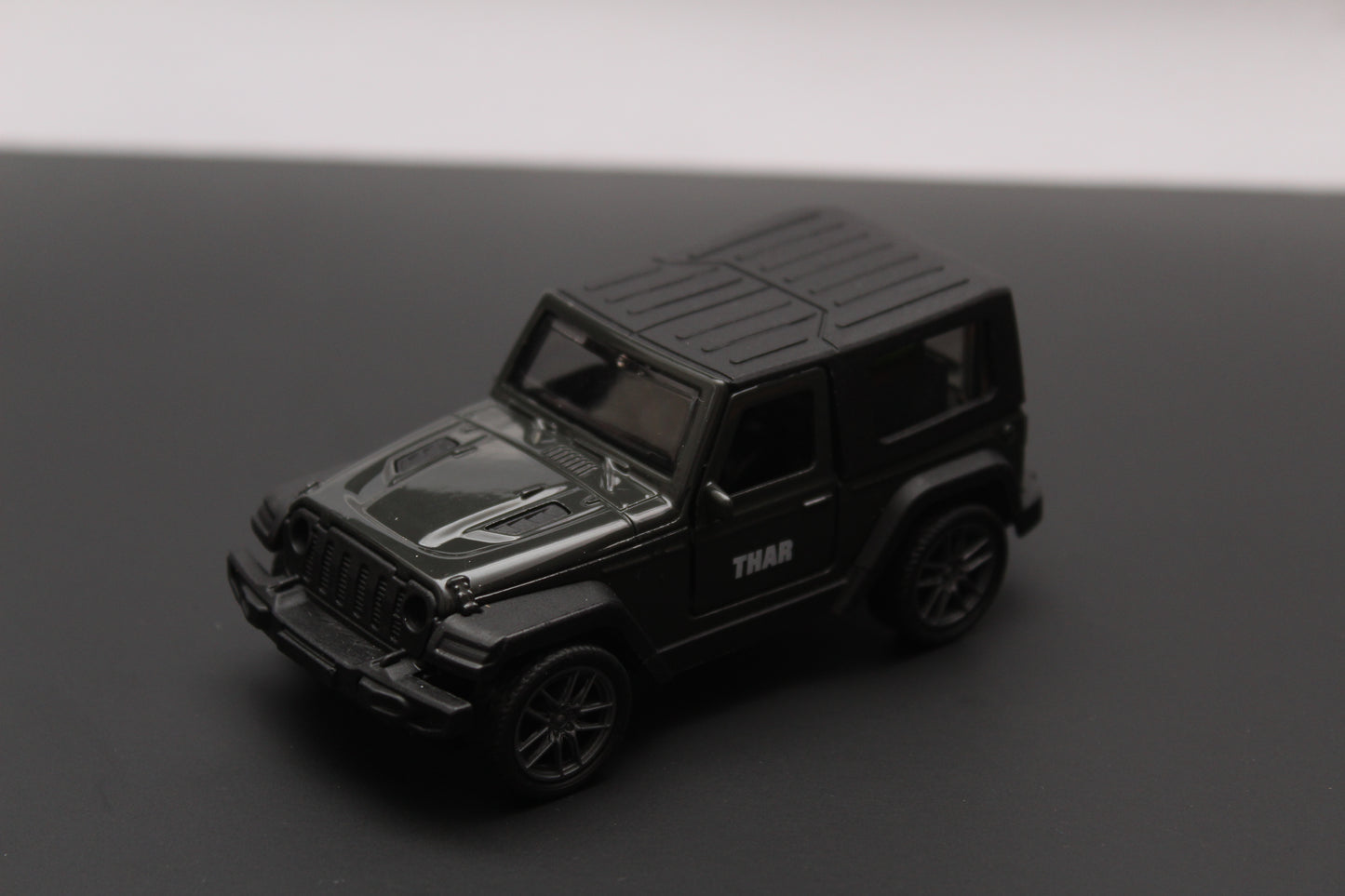 1:43 Thar Hard Top , Metal Body grey