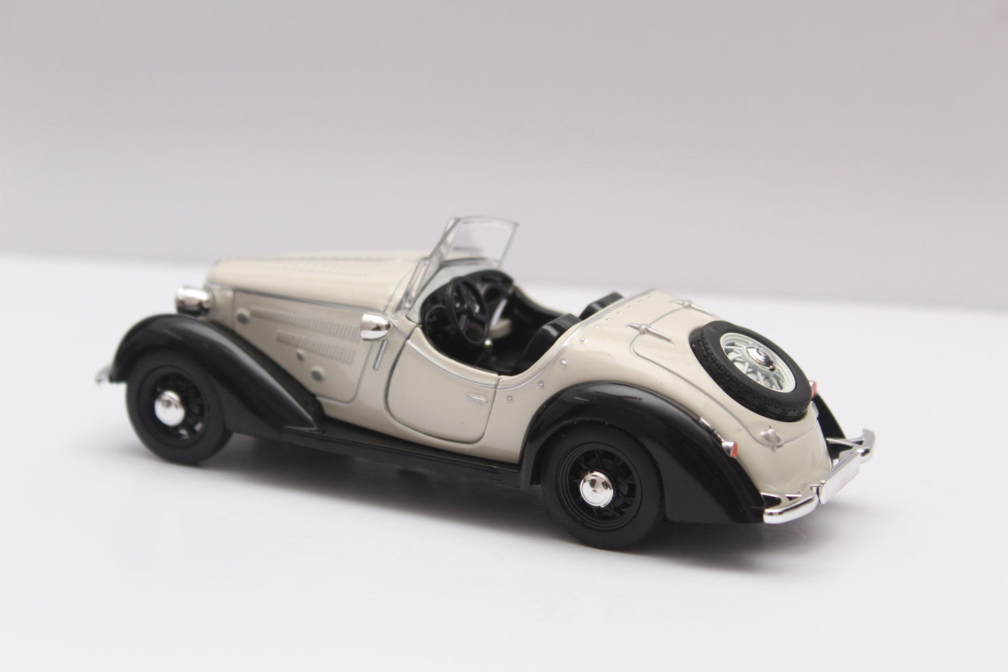 1:32 Audi Vintage Metal DieCast Car