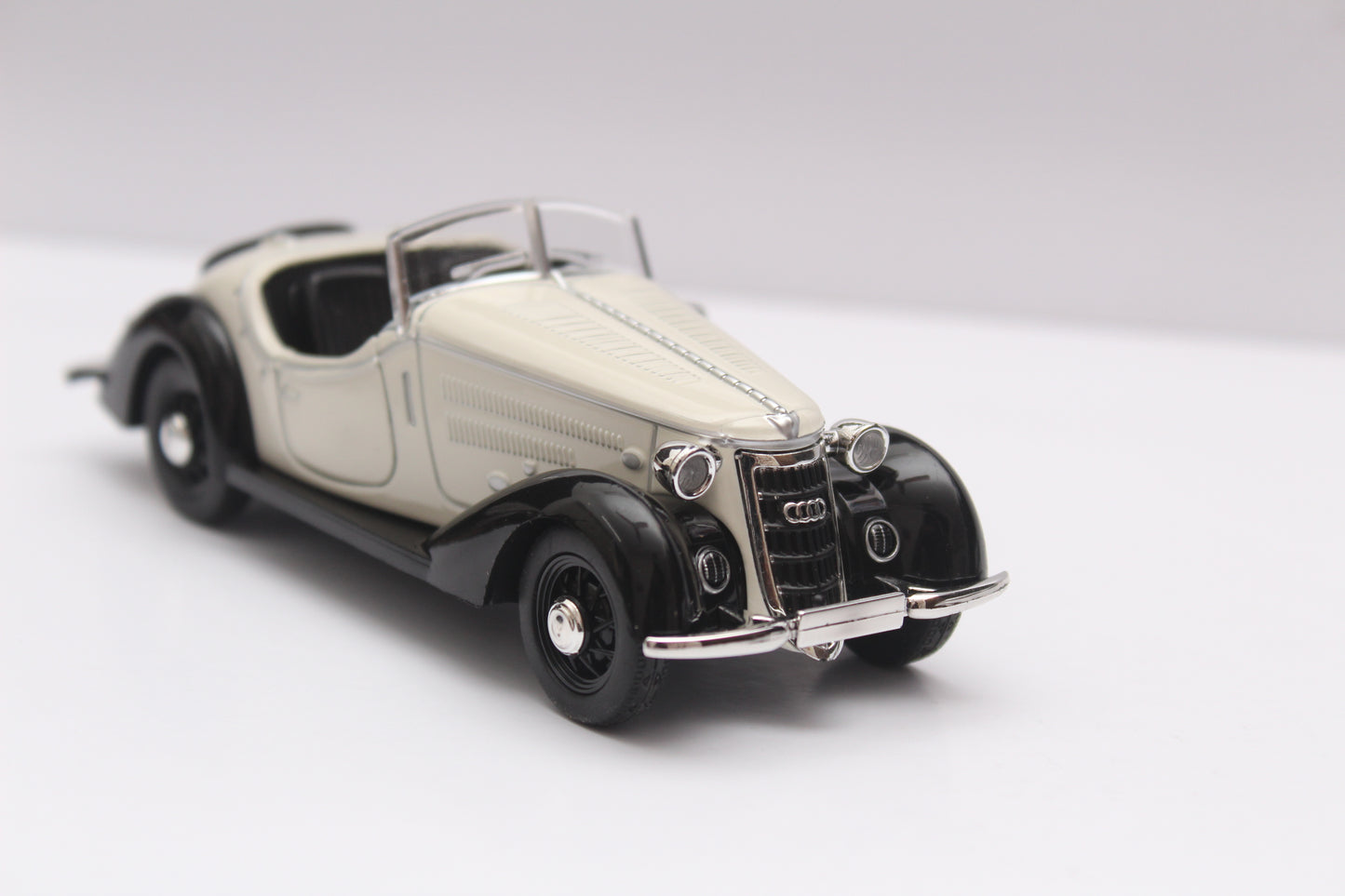 1:32 Audi Vintage Metal DieCast Car