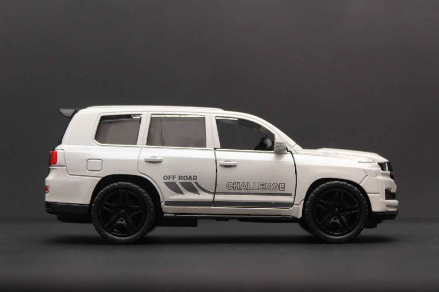 1:36 Land Cruiser diecast White